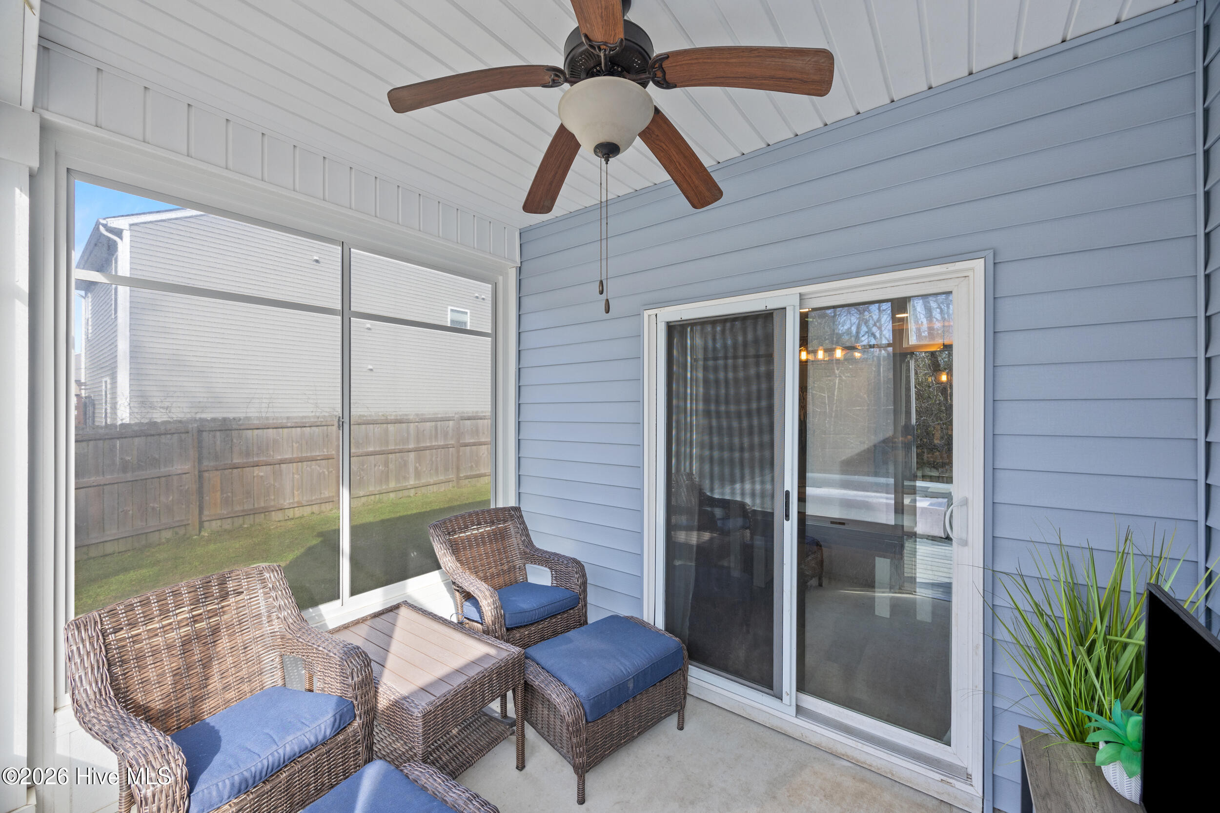 100561982 | Photo 35