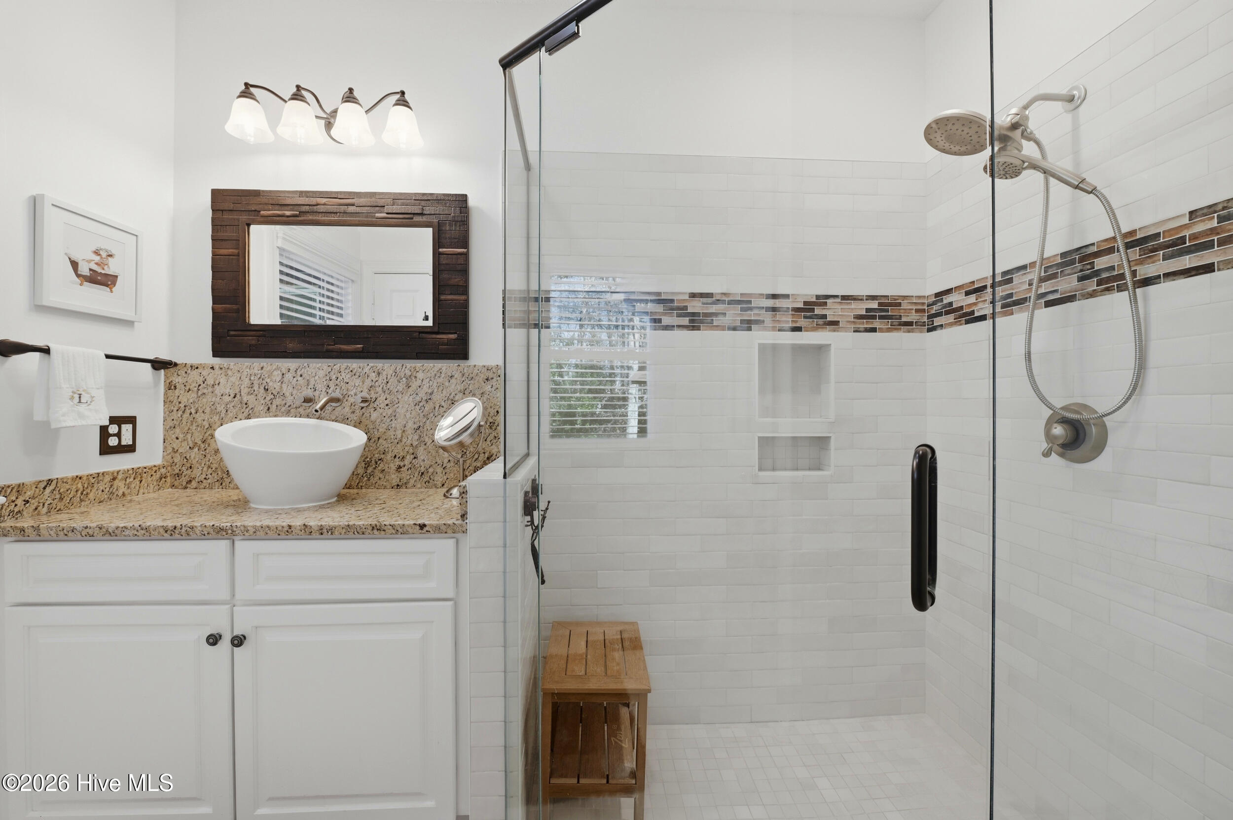 100557238 | Photo 23