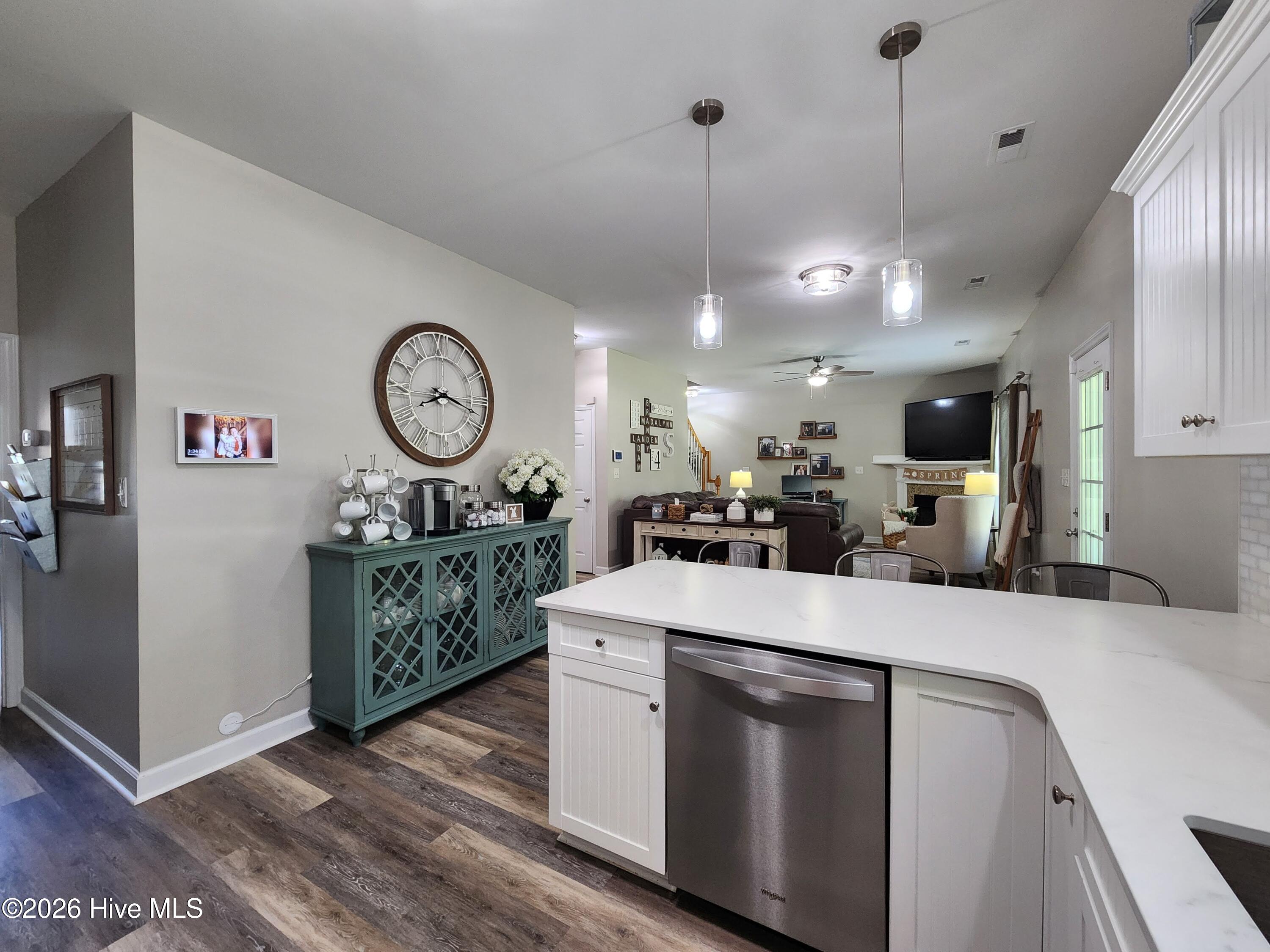 100570364 | Photo 17