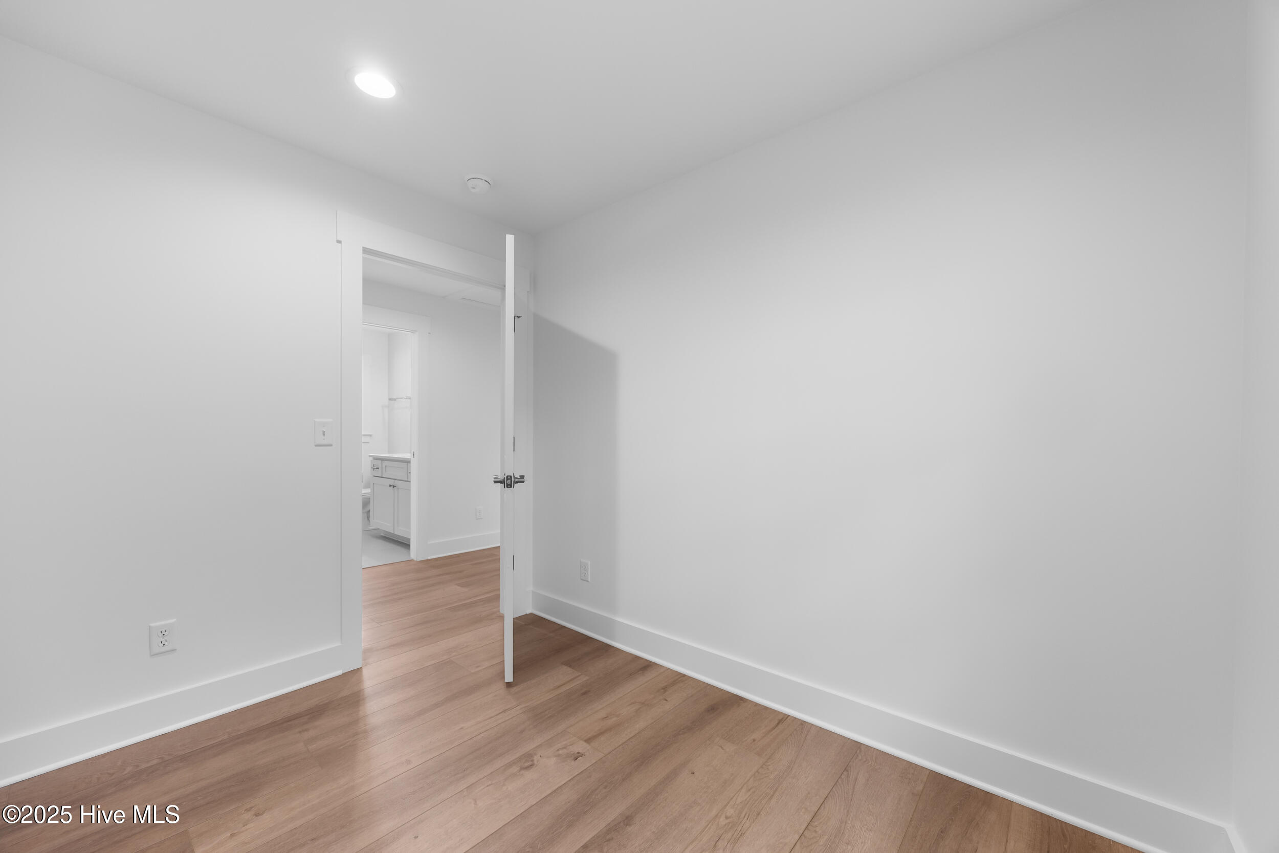 100544279 | Photo 23