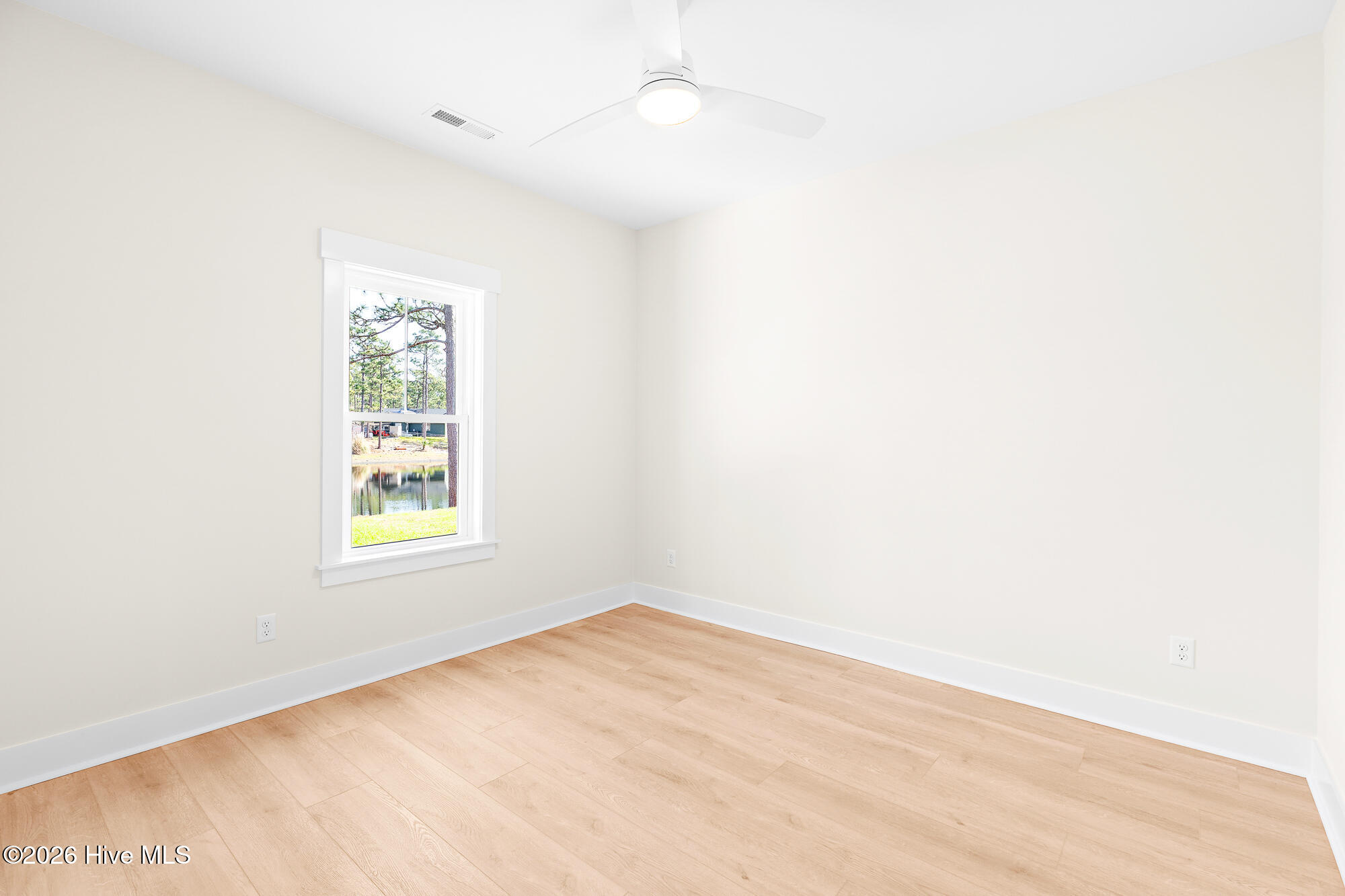 100561185 | Photo 44