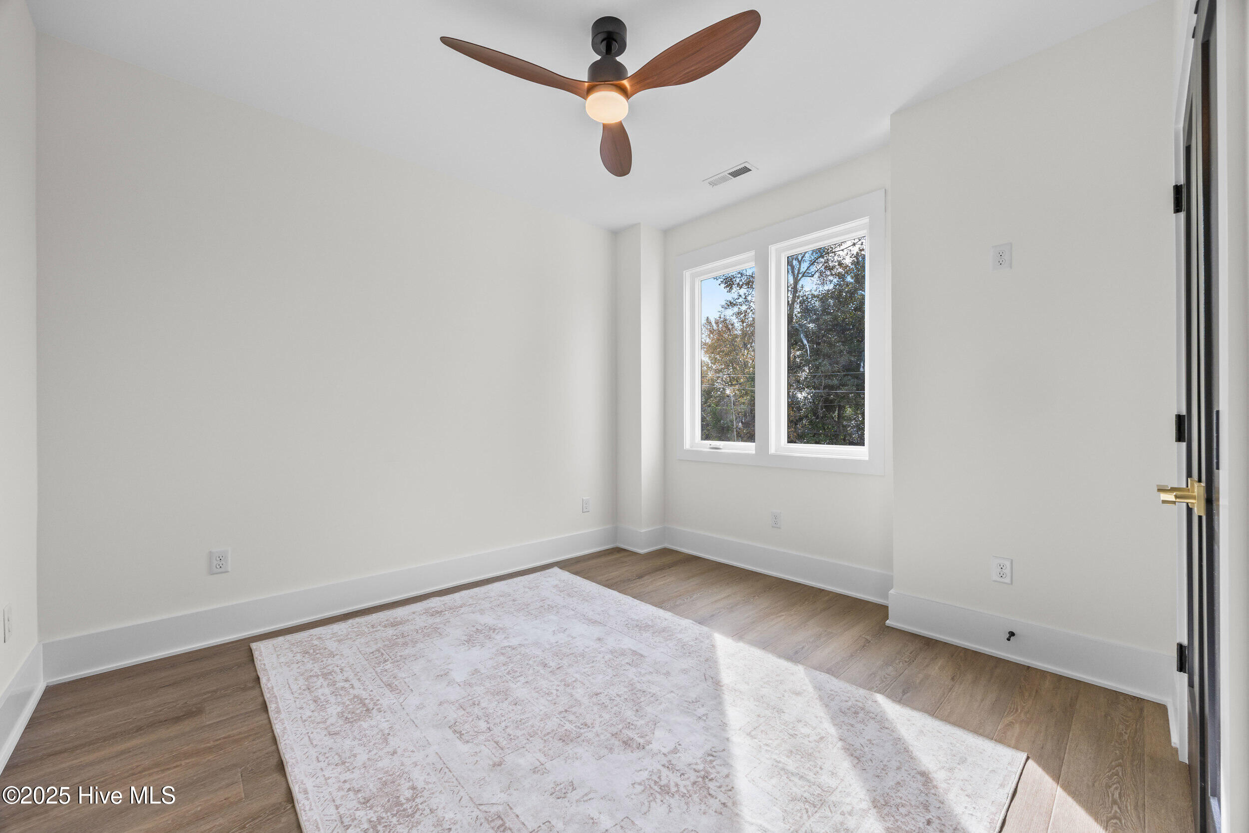 100557890 | Photo 36