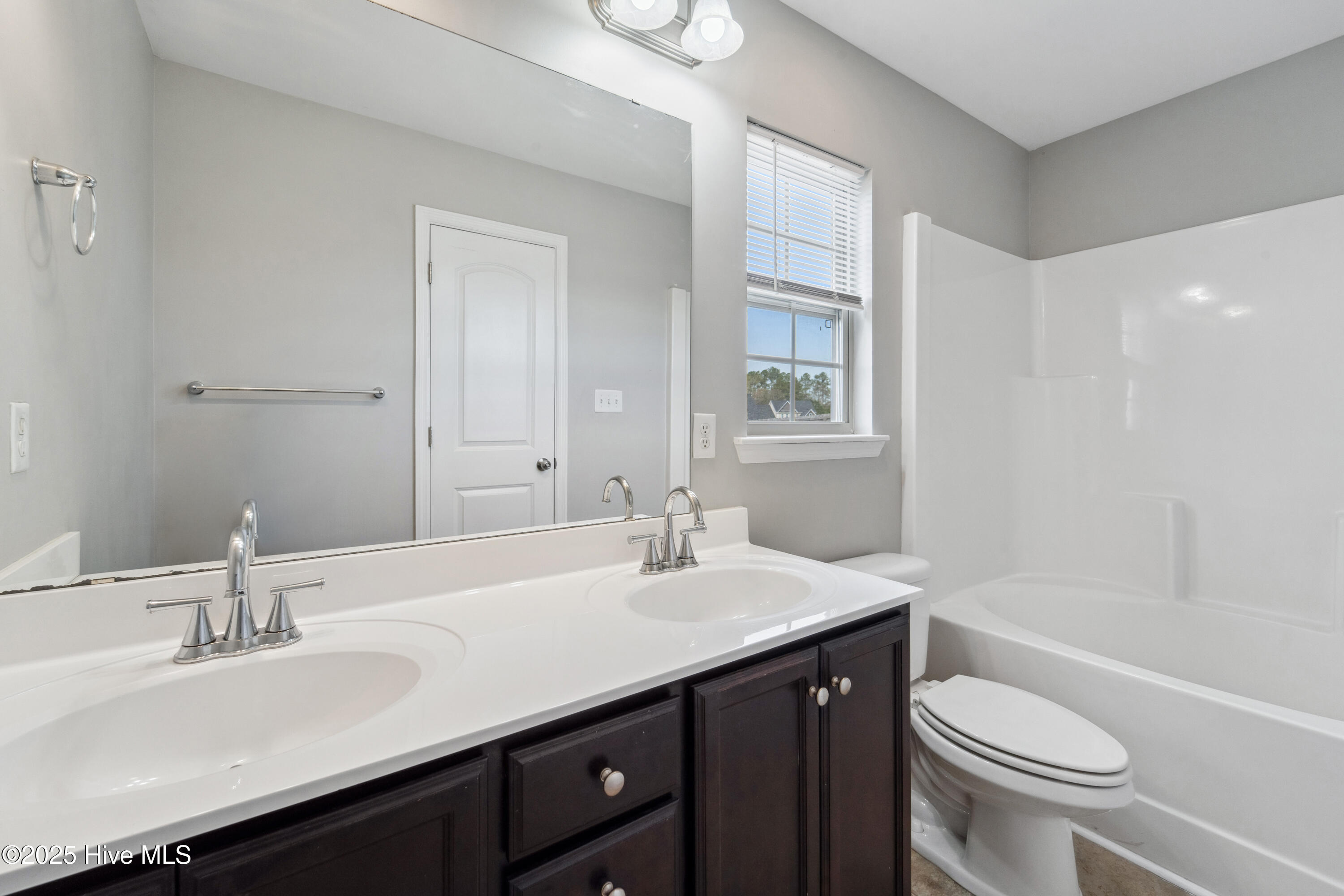 100562763 | Photo 11