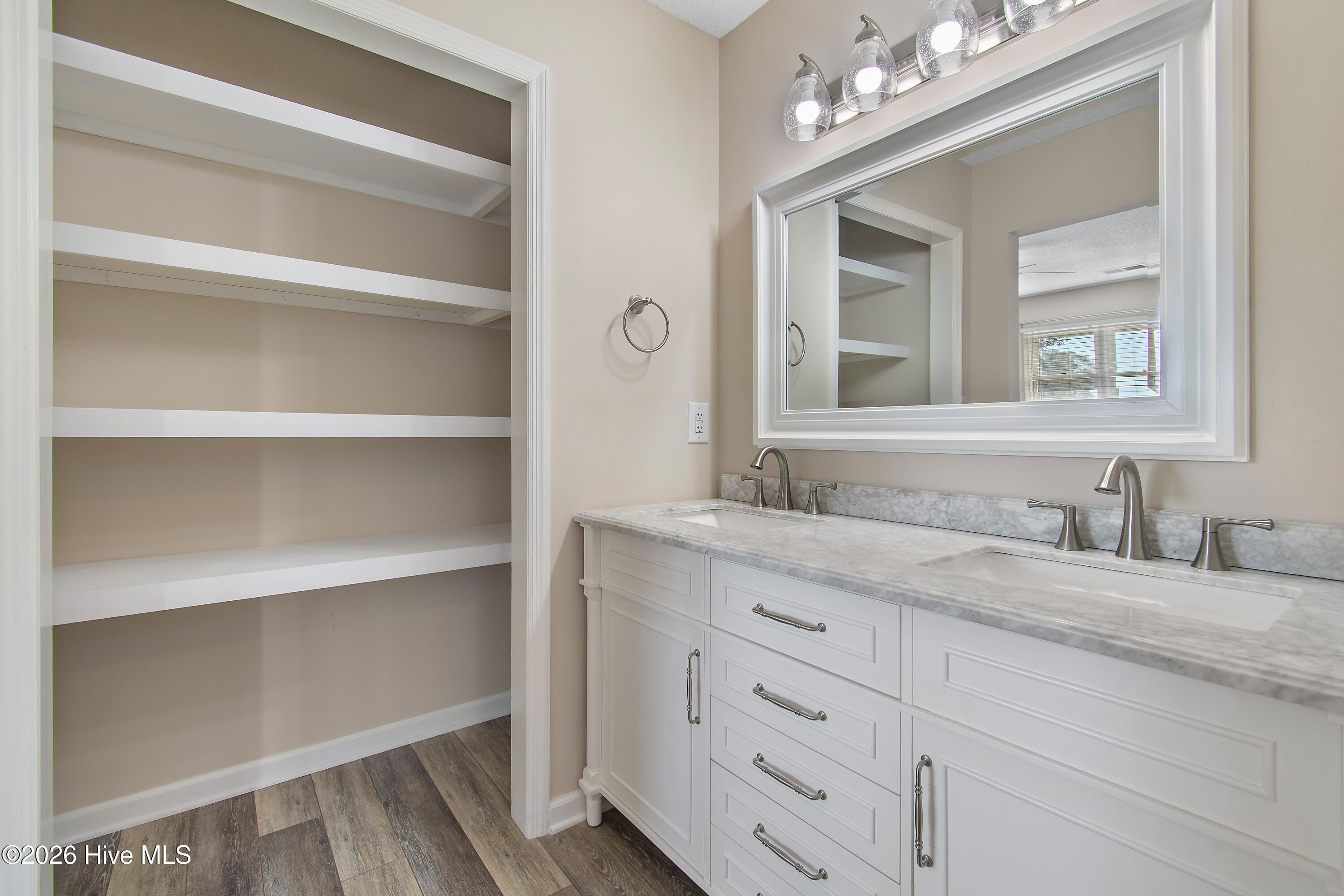 100562302 | Photo 26