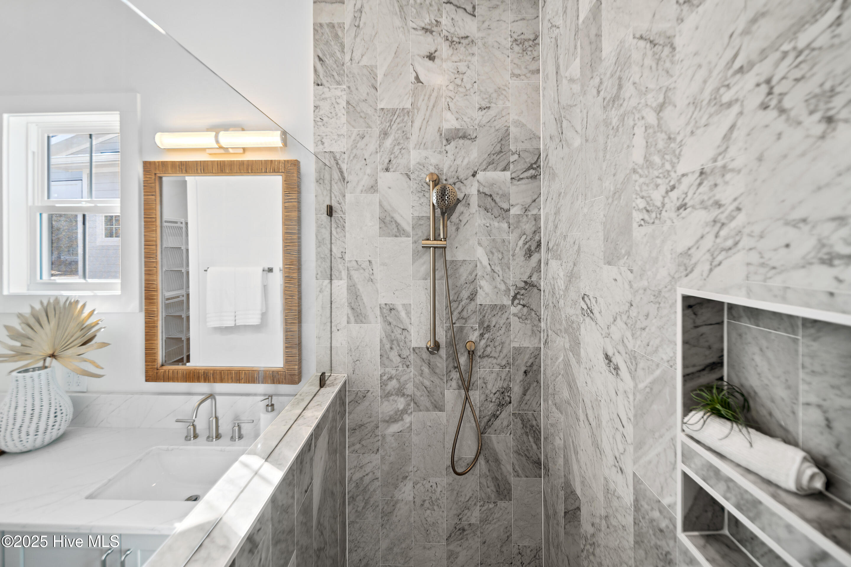 100454748 | Photo 23