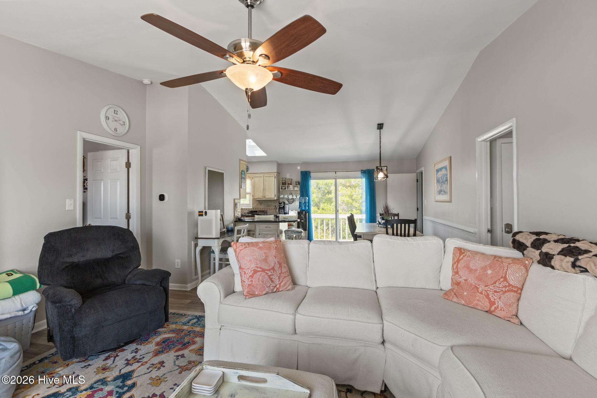 100568142 | Photo 18