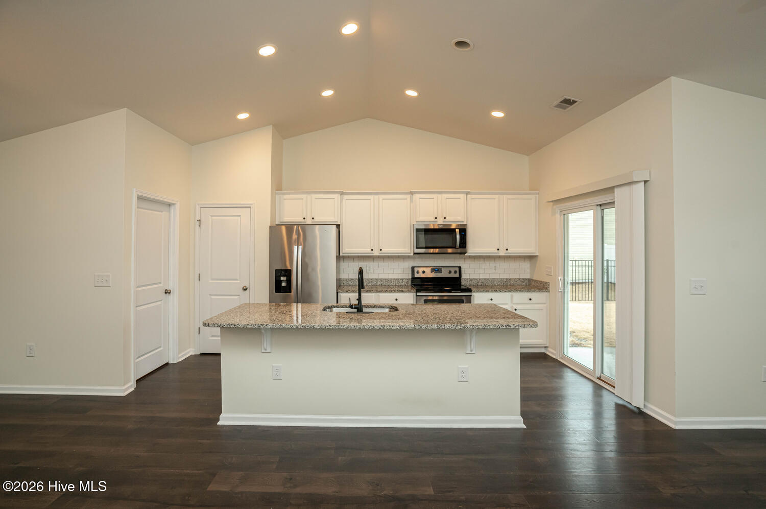 100556684 | Photo 11