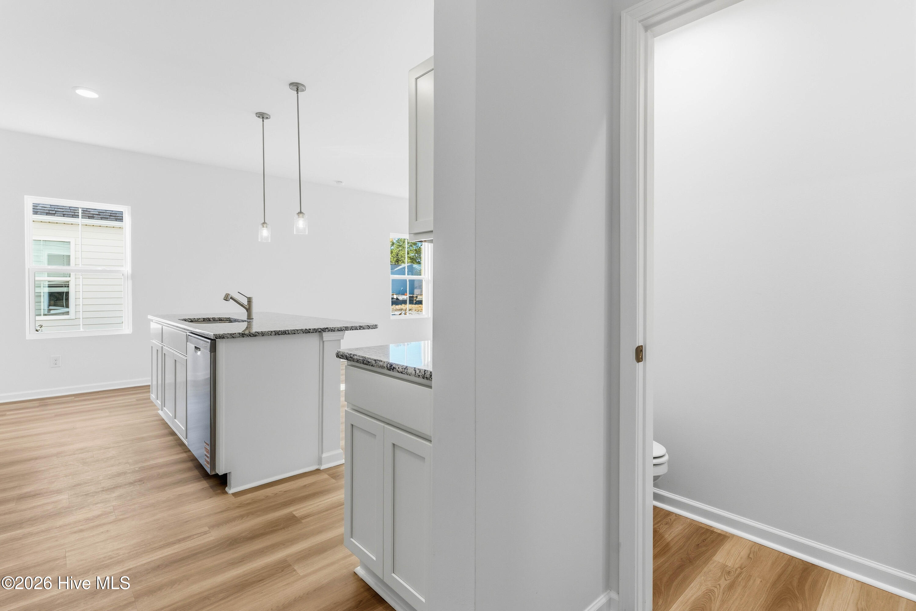 100560243 | Photo 11