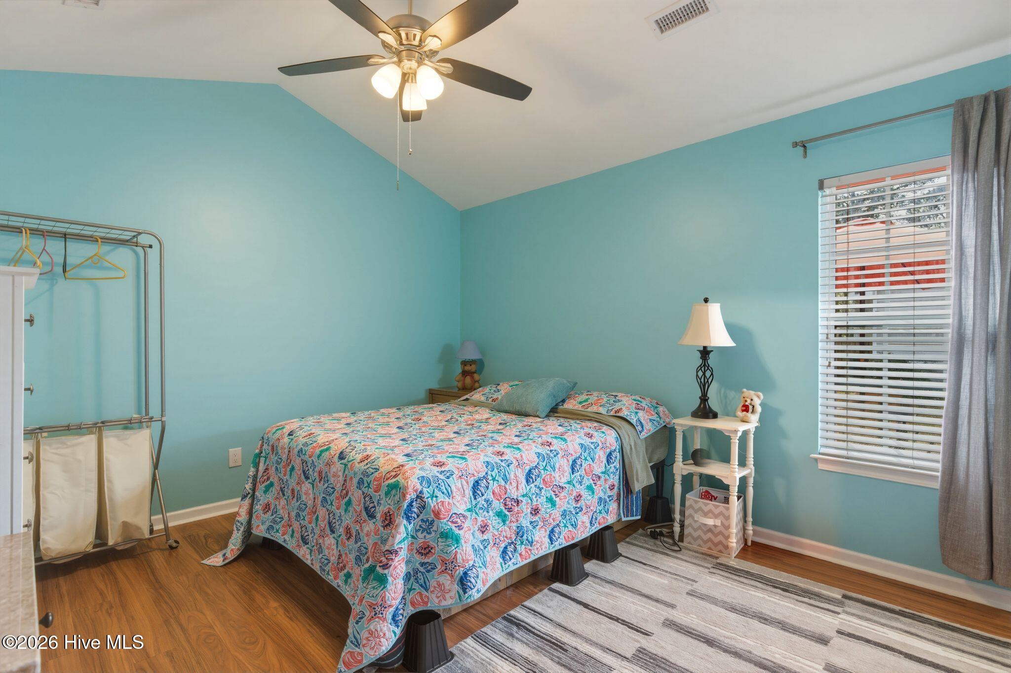 100562686 | Photo 23