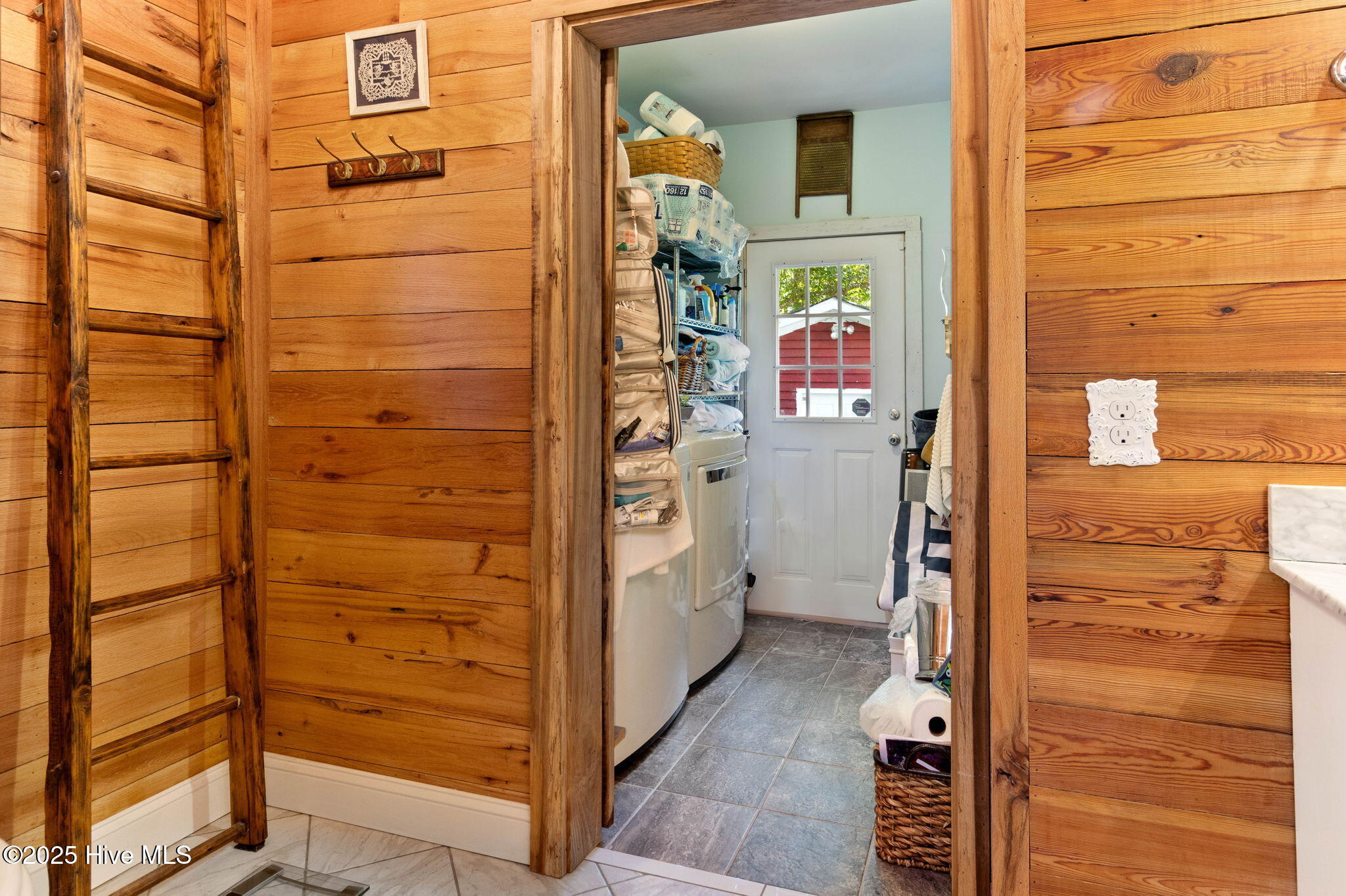 100507341 | Photo 28