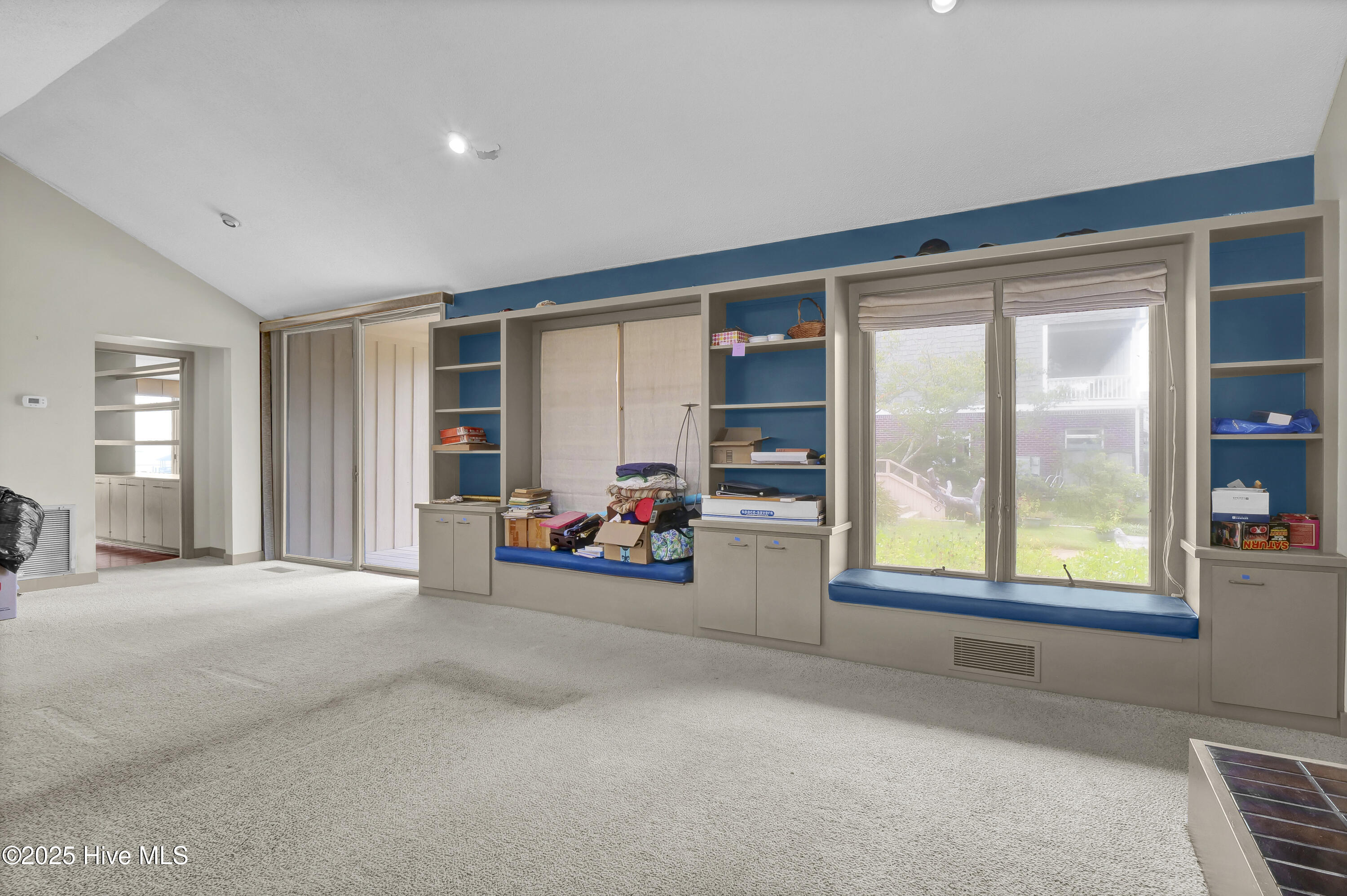 100527389 | Photo 26