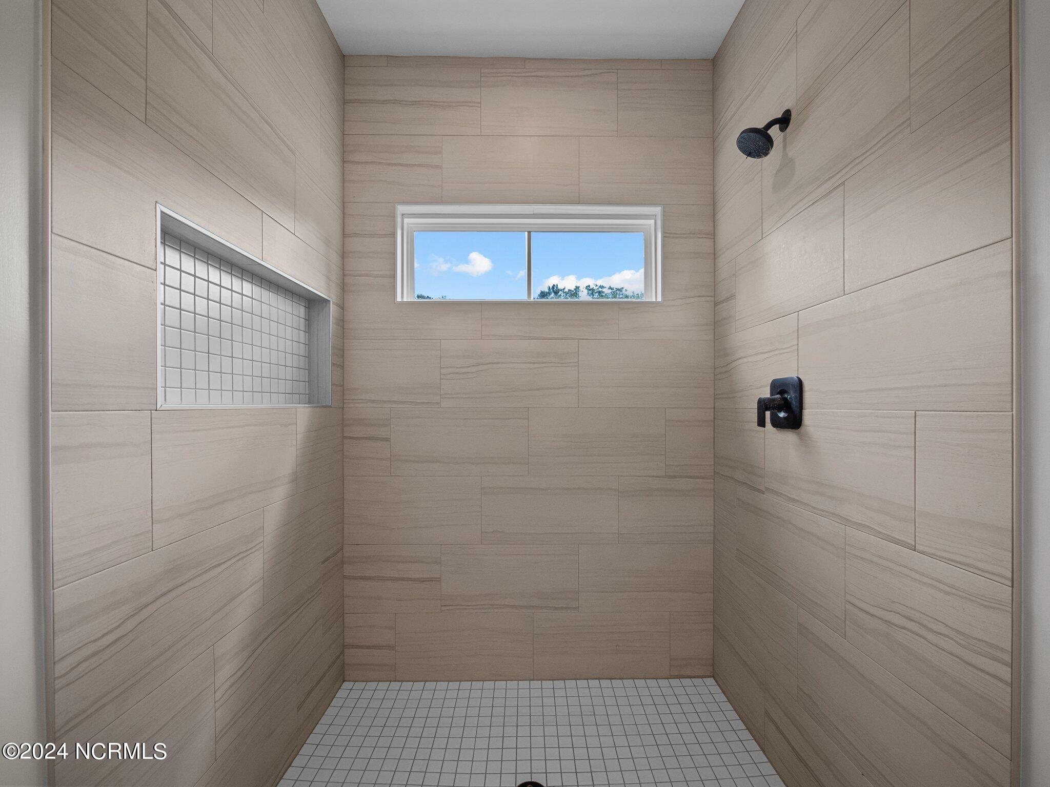 100560825 | Photo 26