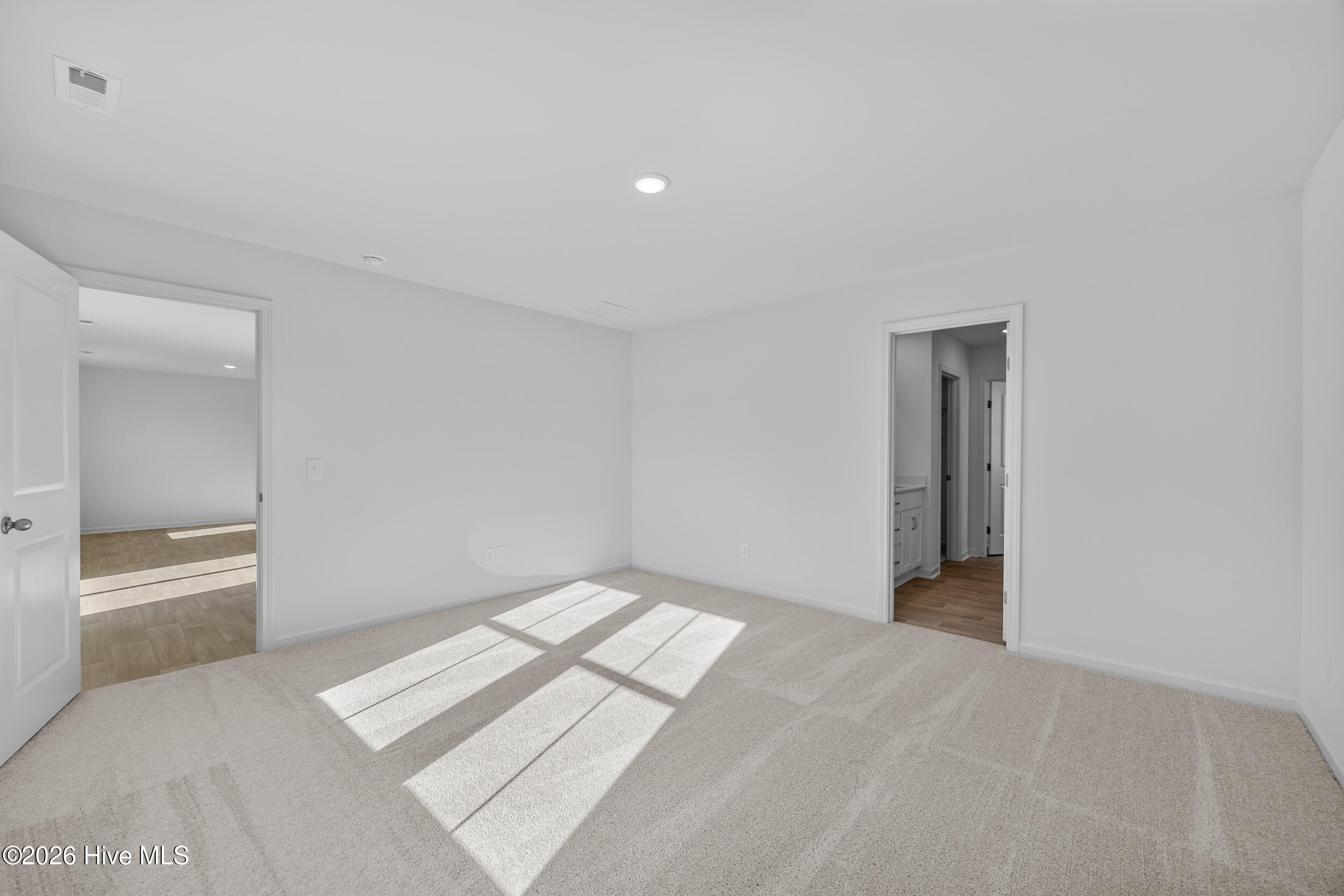 100548310 | Photo 19