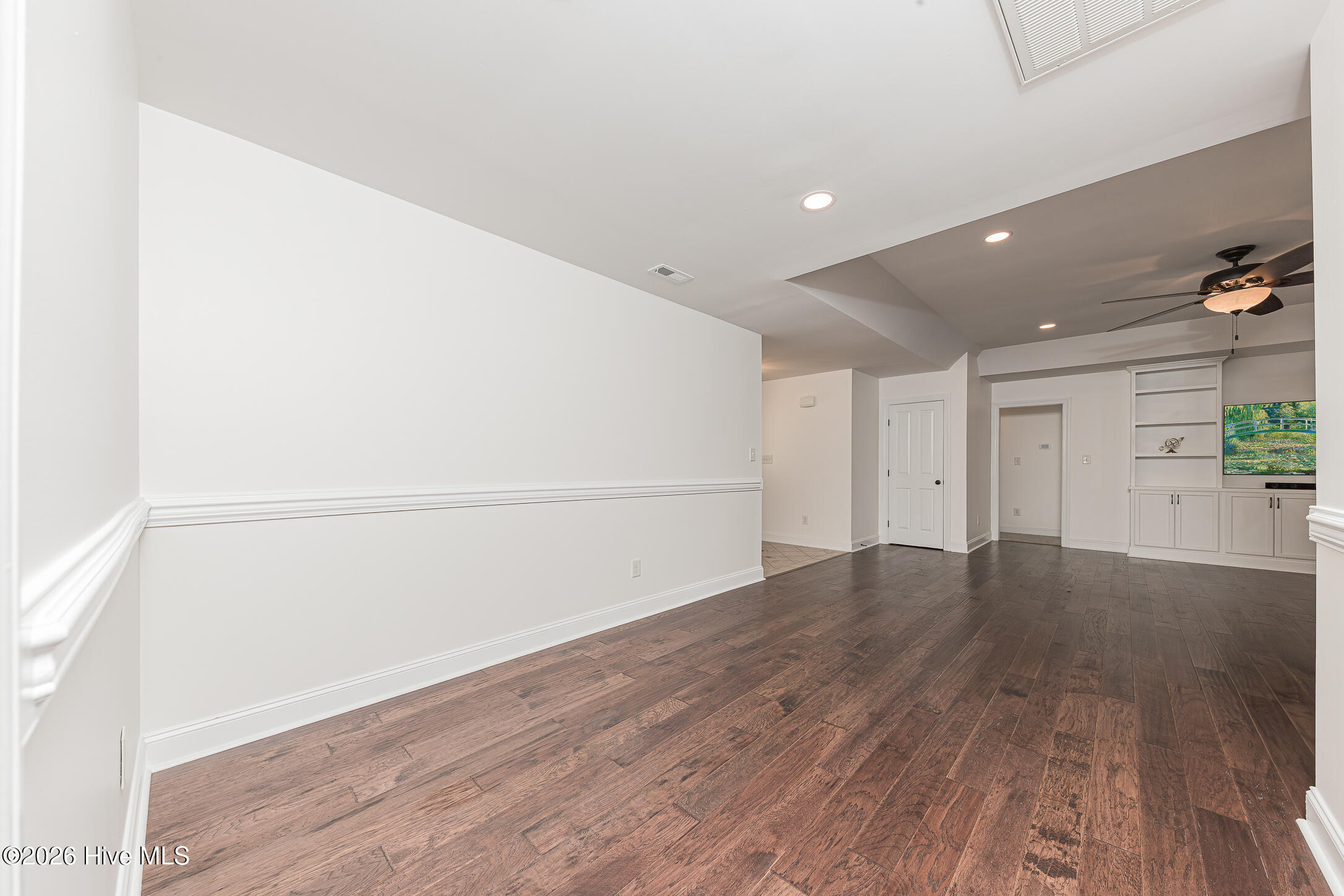 100566489 | Photo 16