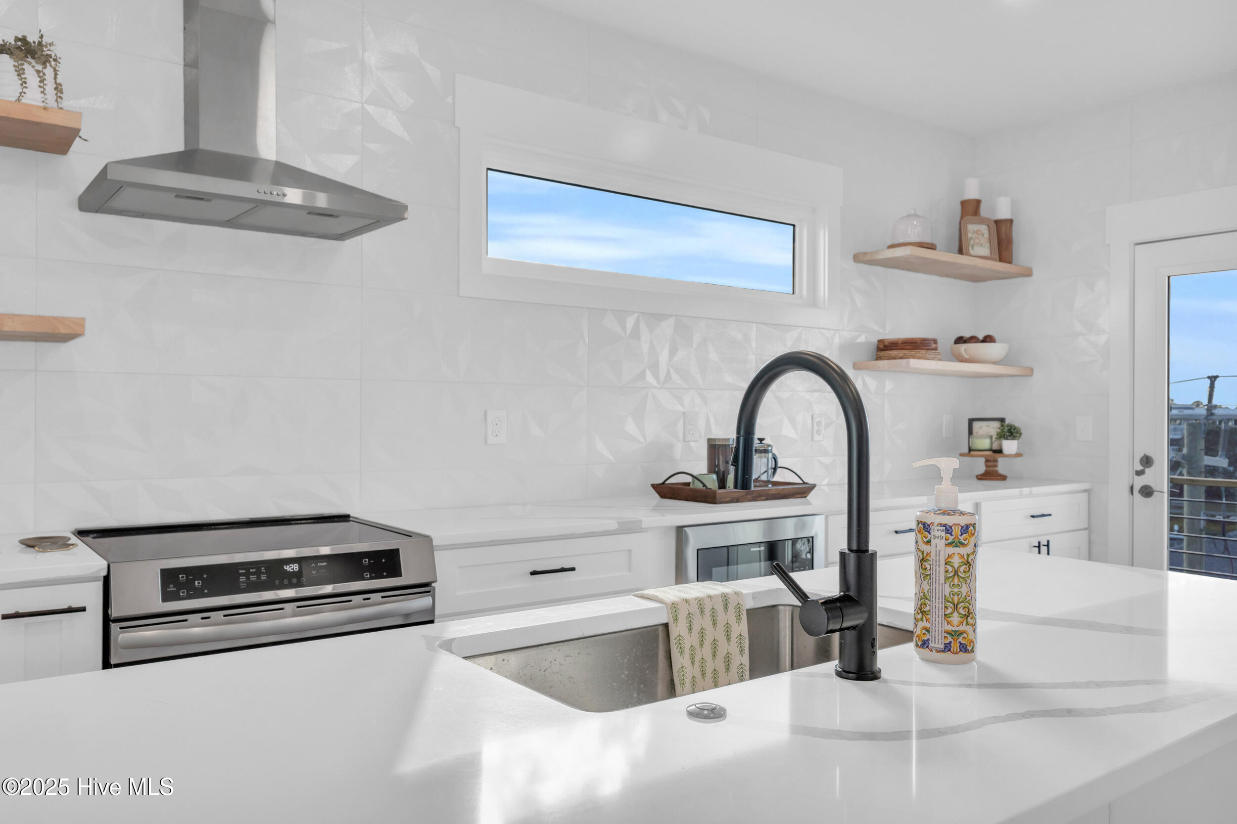 100509677 | Photo 14