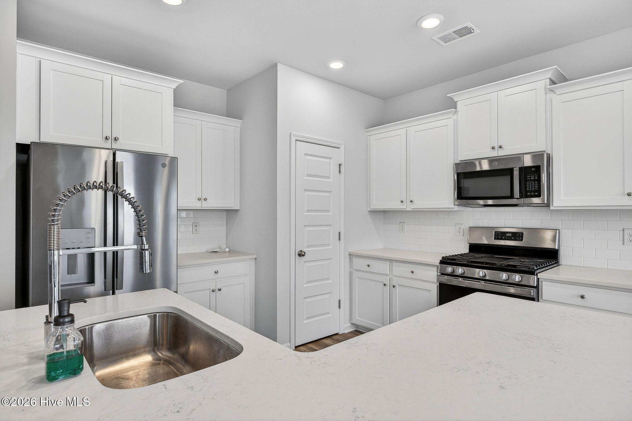 100561560 | Photo 16