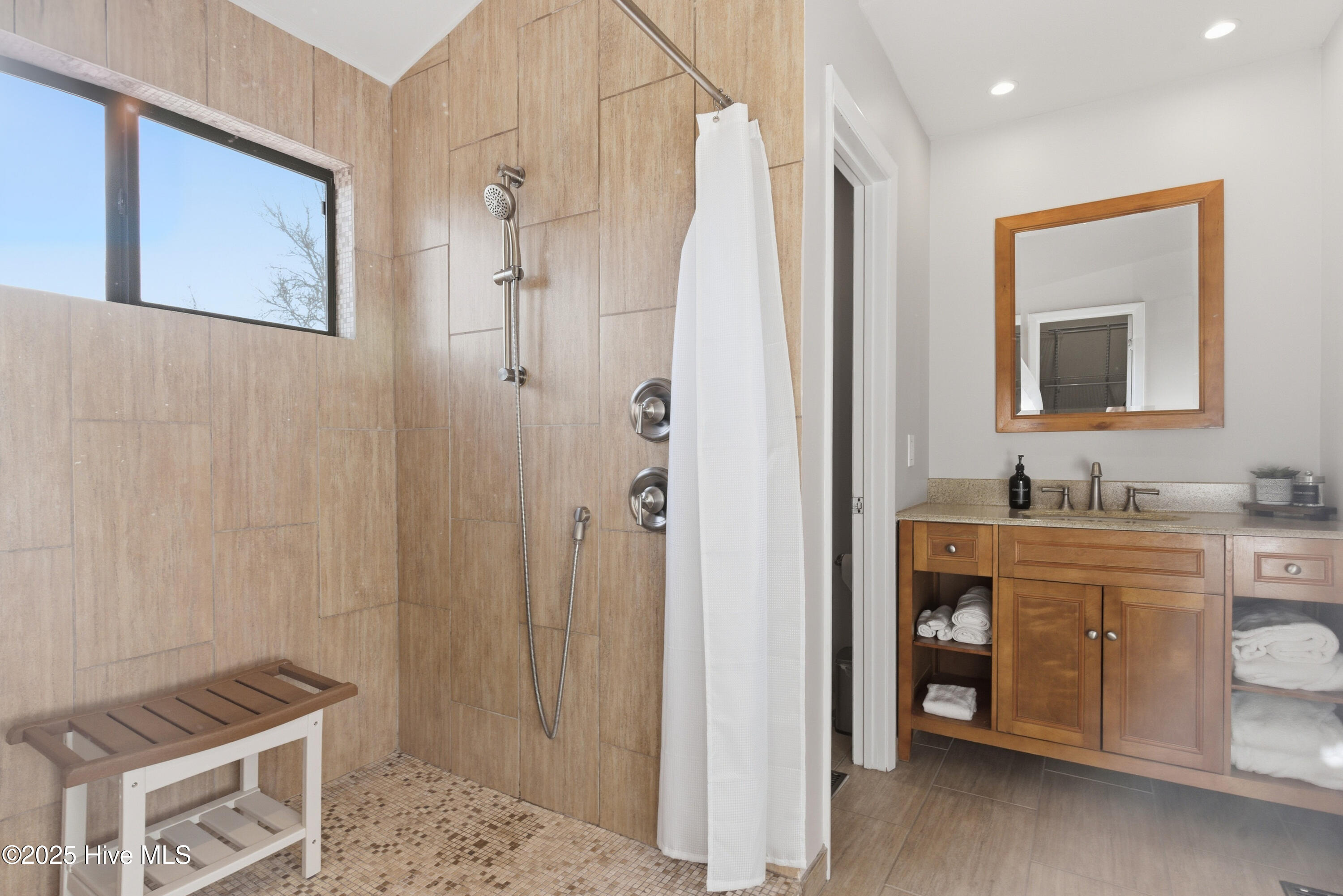 100546110 | Photo 17