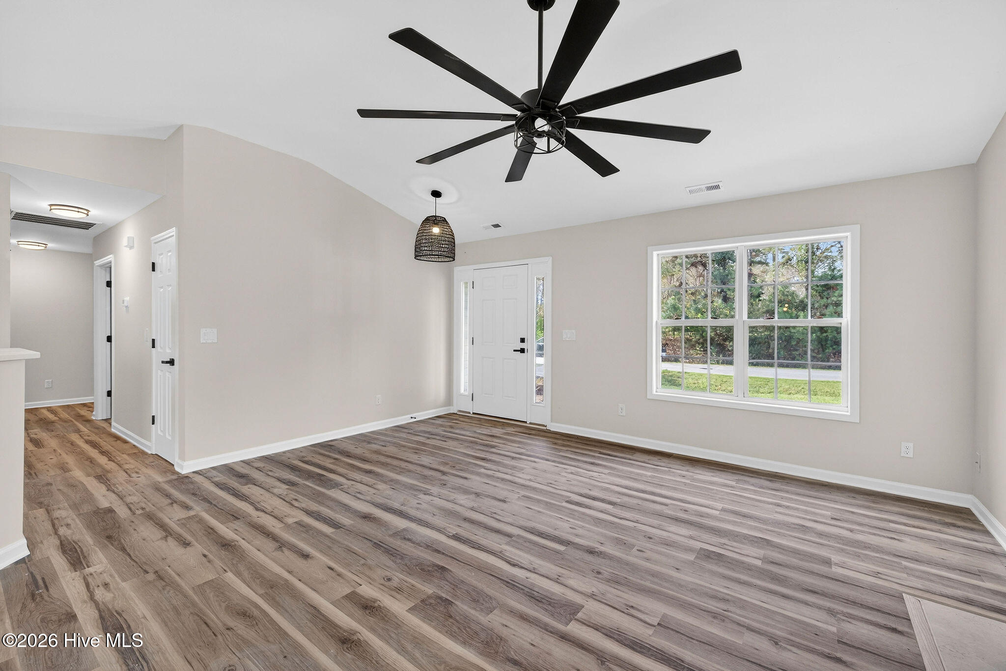 100562659 | Photo 11