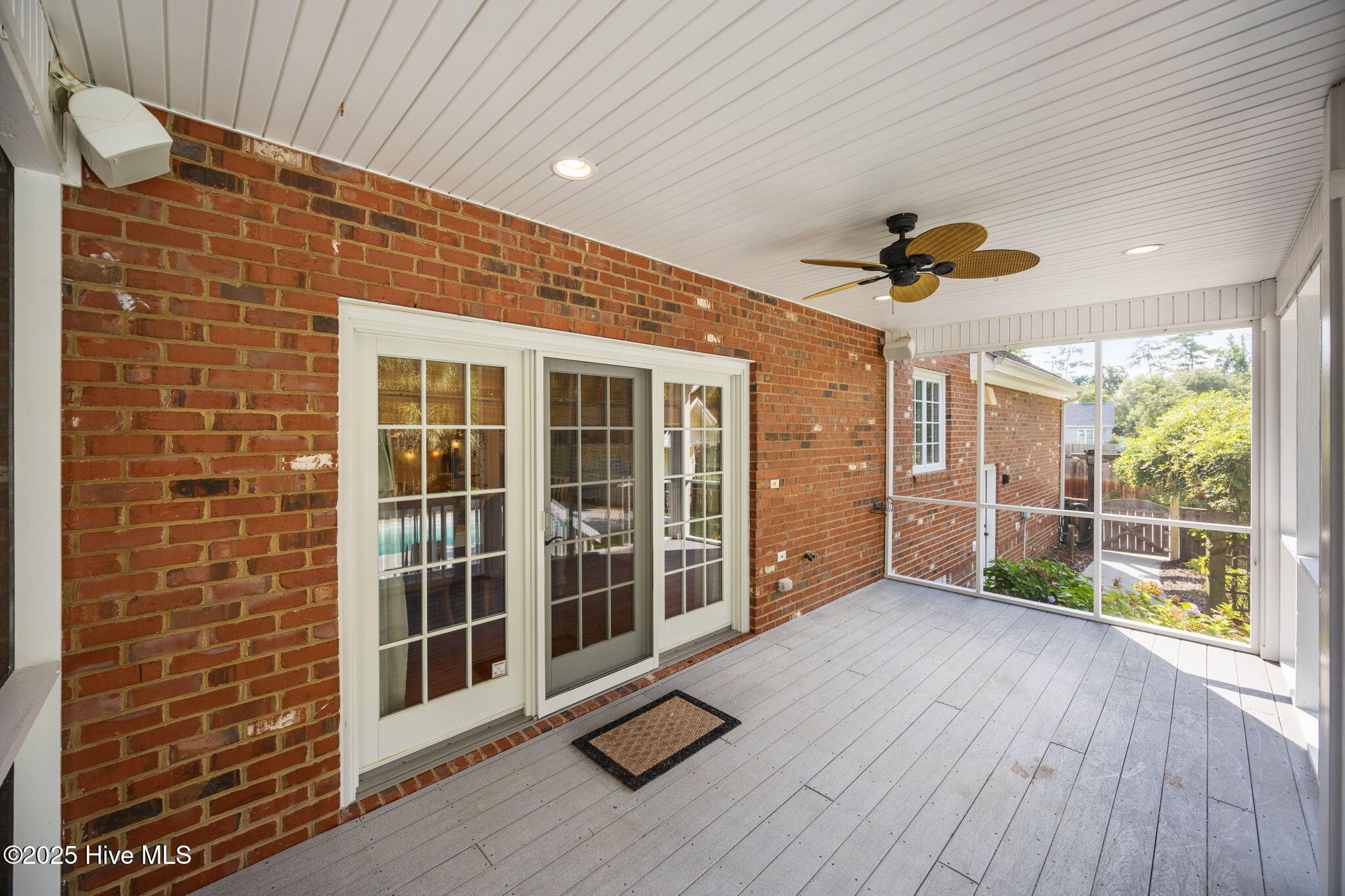 100518834 | Photo 49