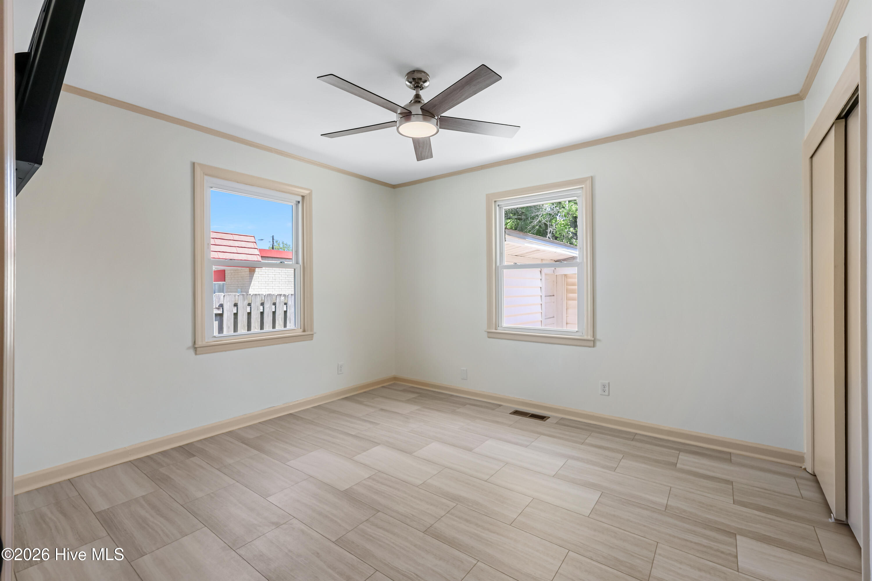 100567832 | Photo 30