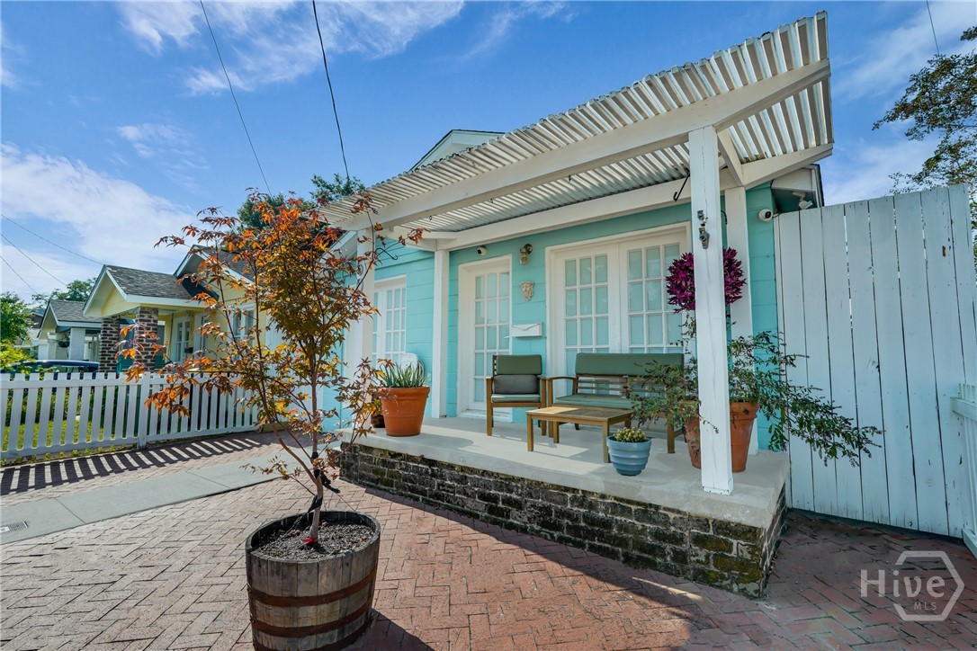 COURTYARD/FRONT PORCH