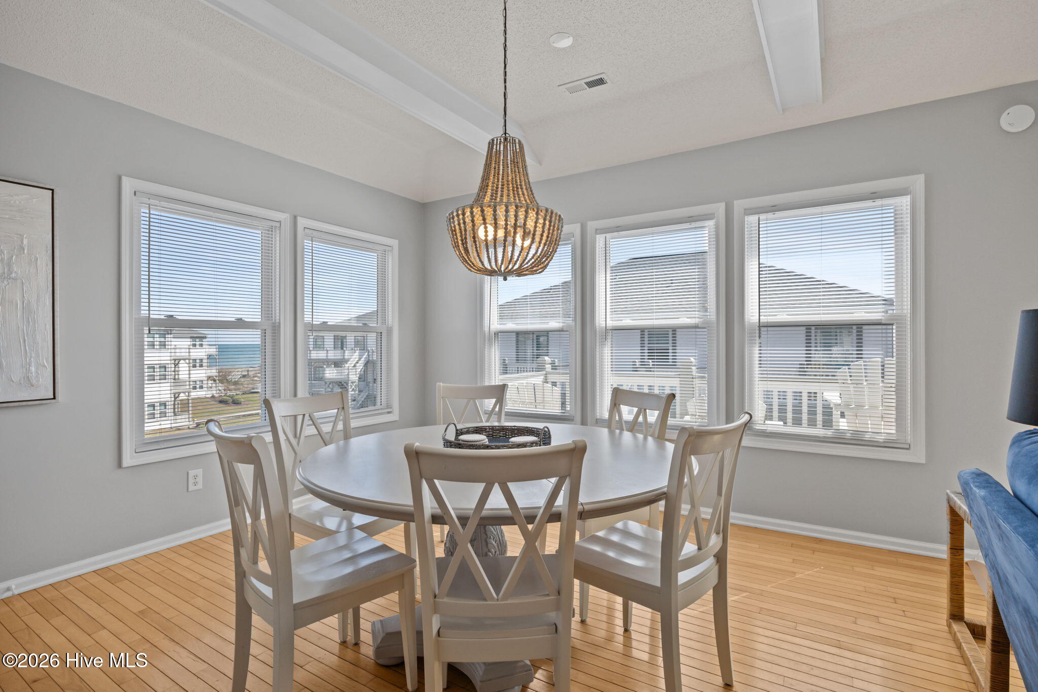 100563620 | Photo 25