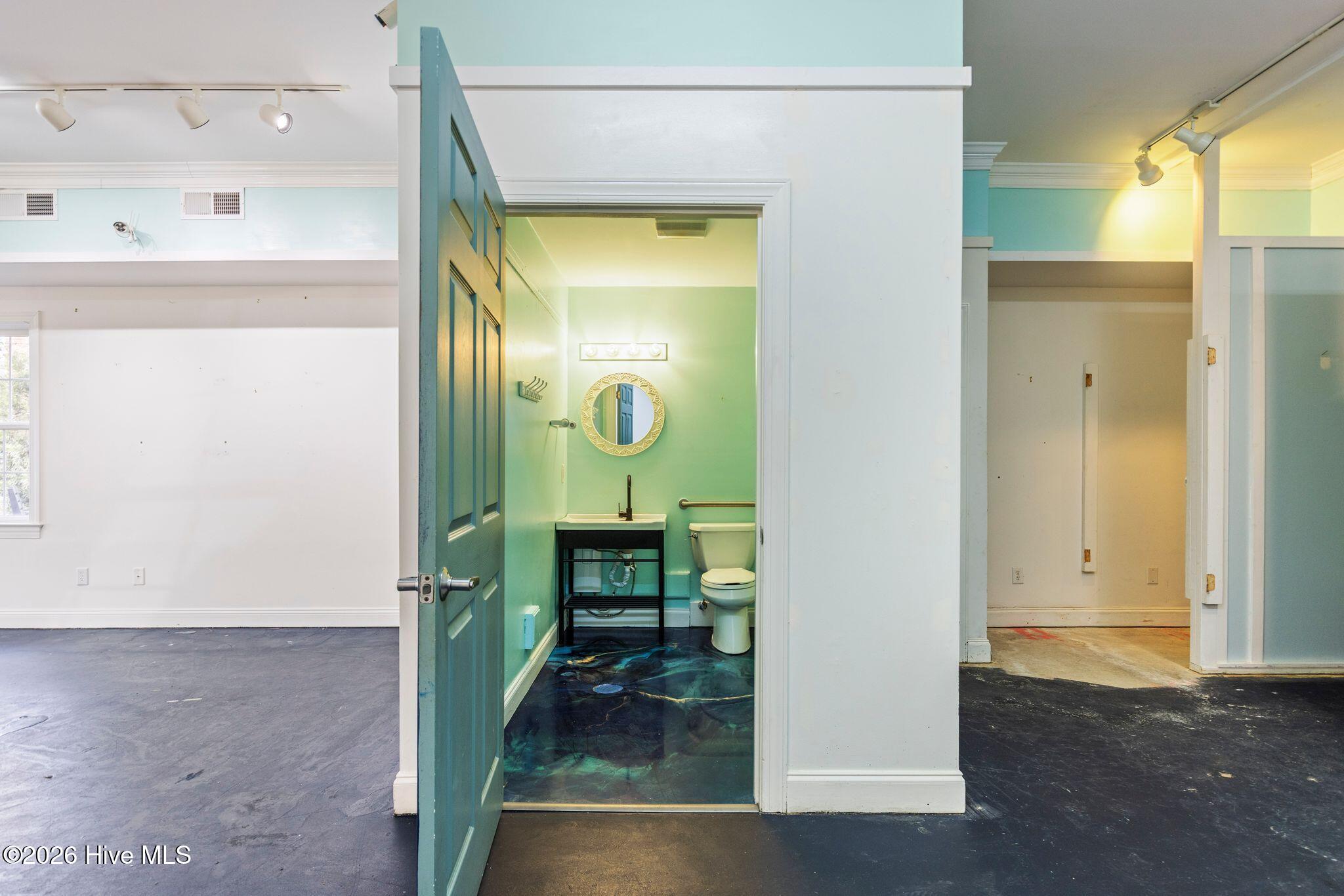 100550657 | Photo 14