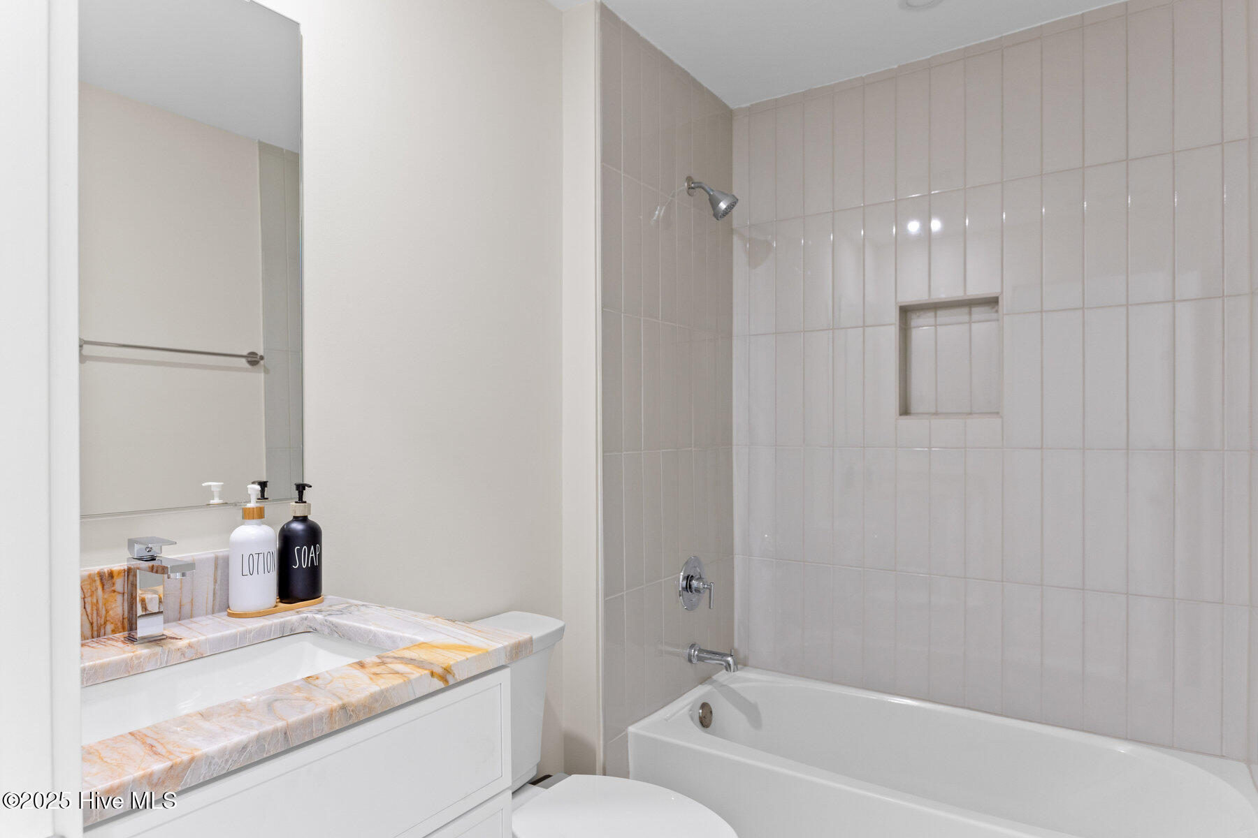 100503111 | Photo 24