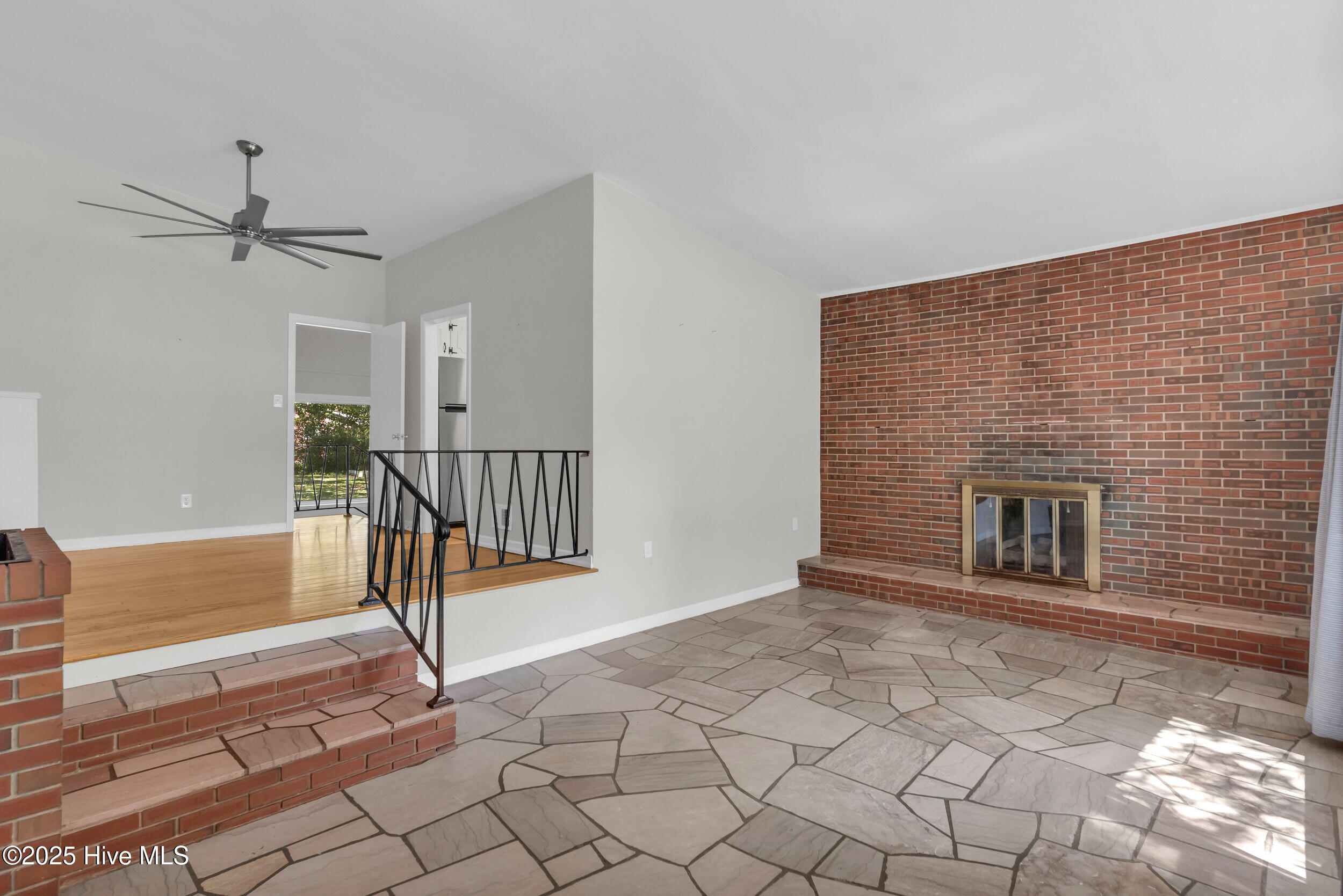 100532133 | Photo 15