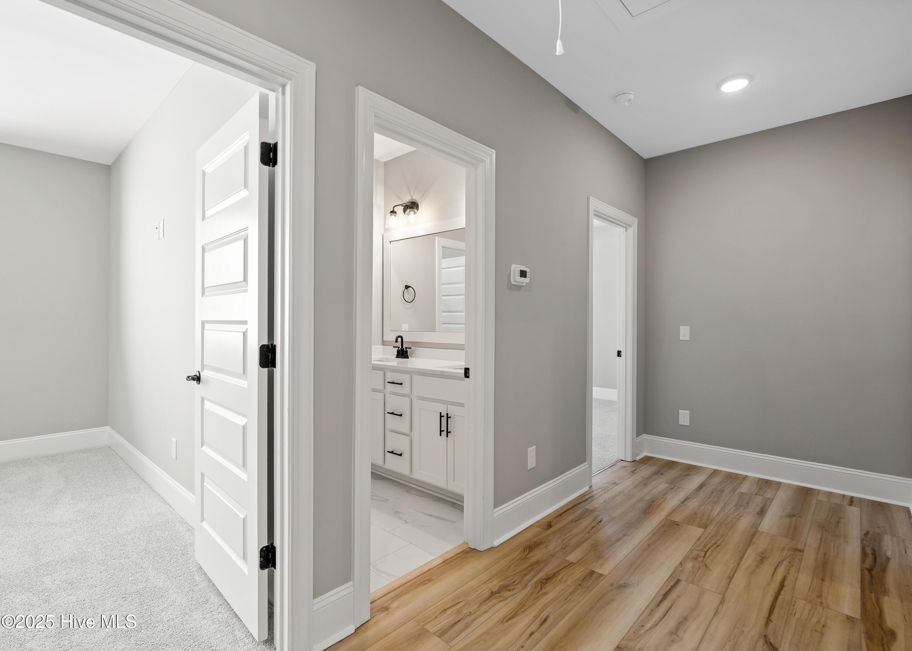 100537185 | Photo 30