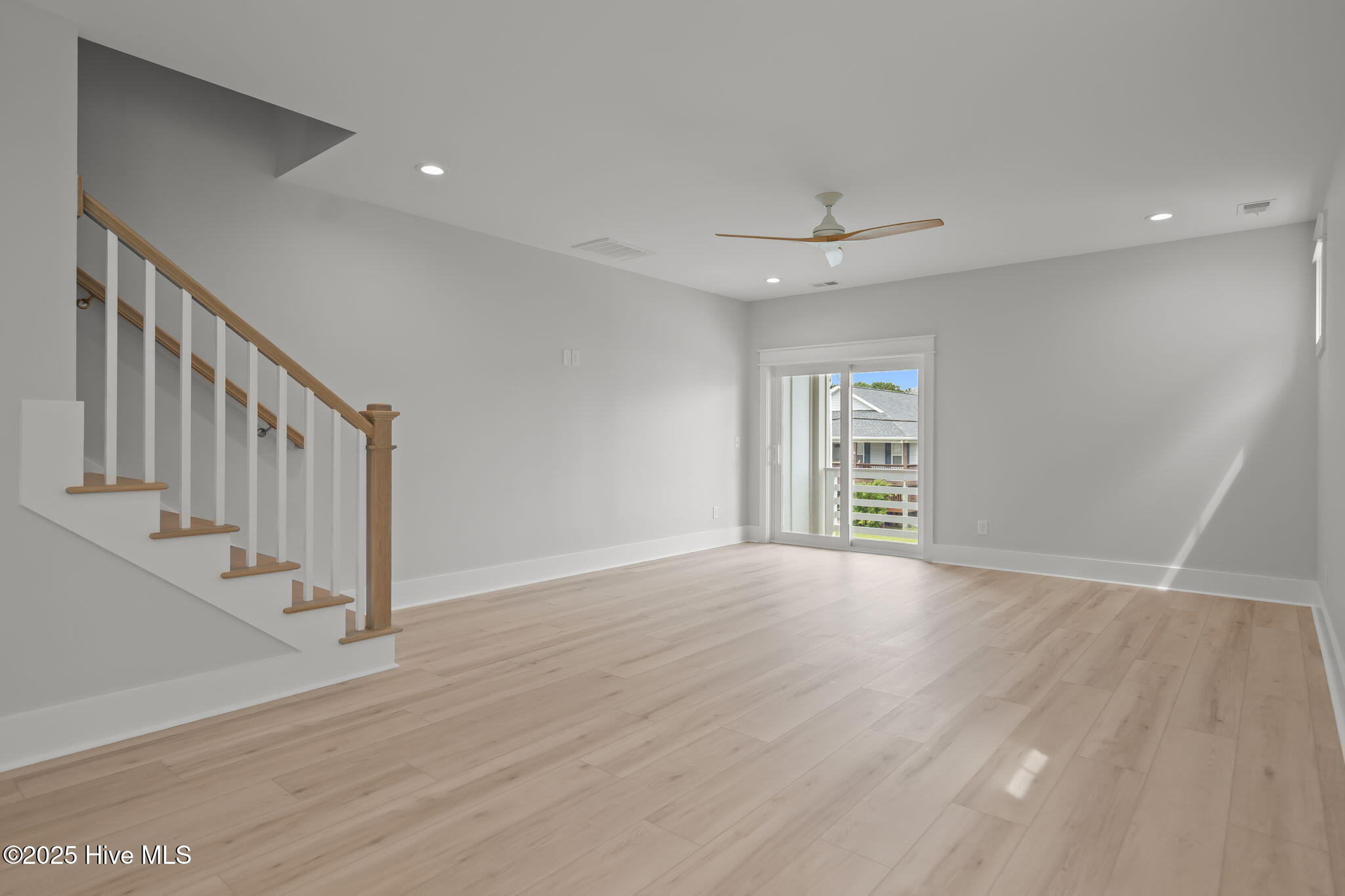 100537880 | Photo 25