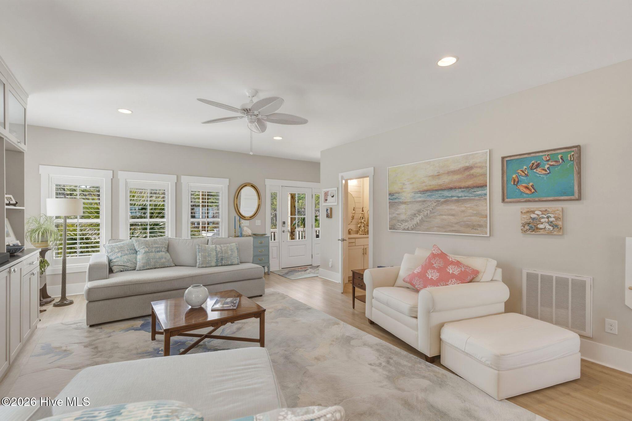 100562049 | Photo 12