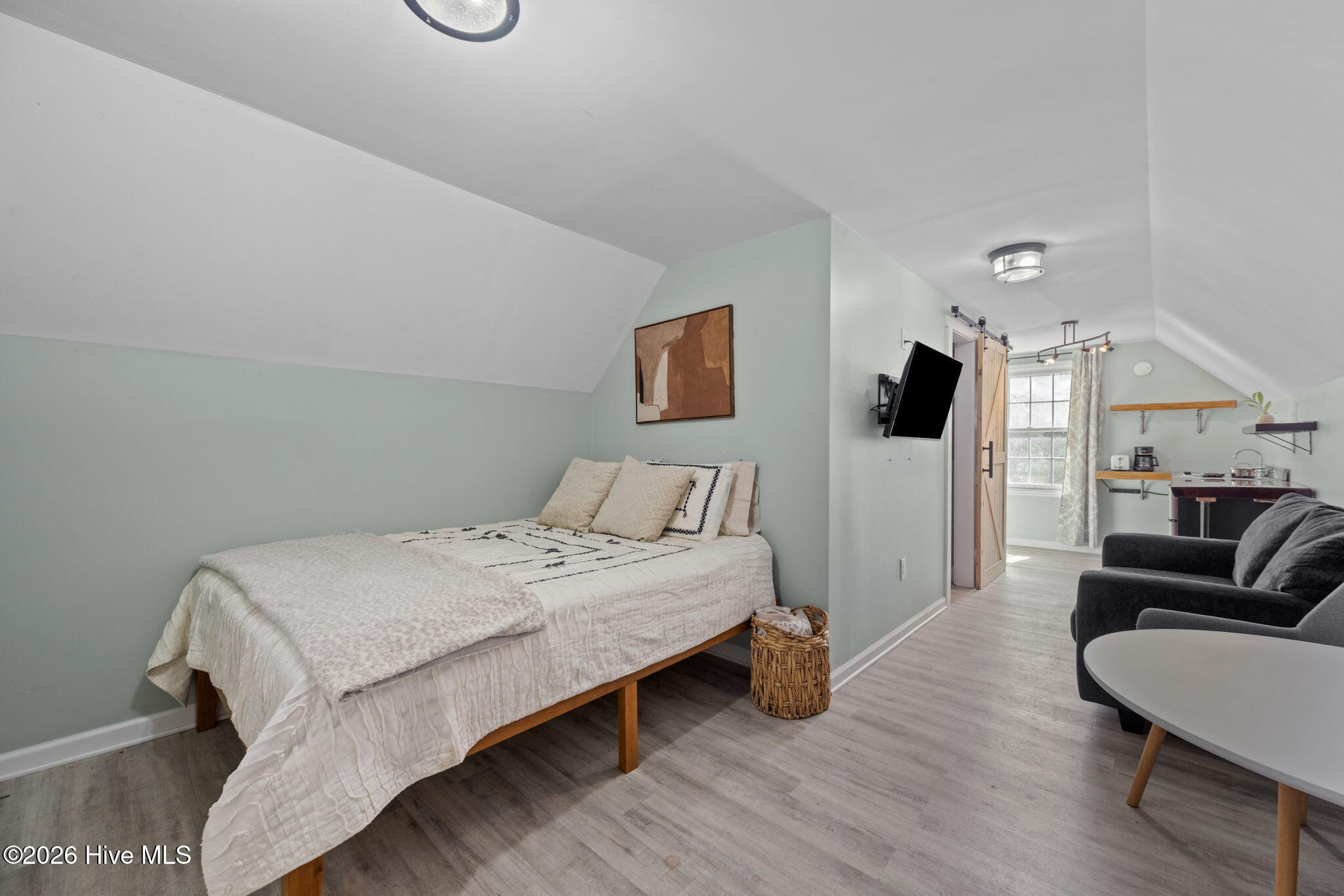 100561787 | Photo 40