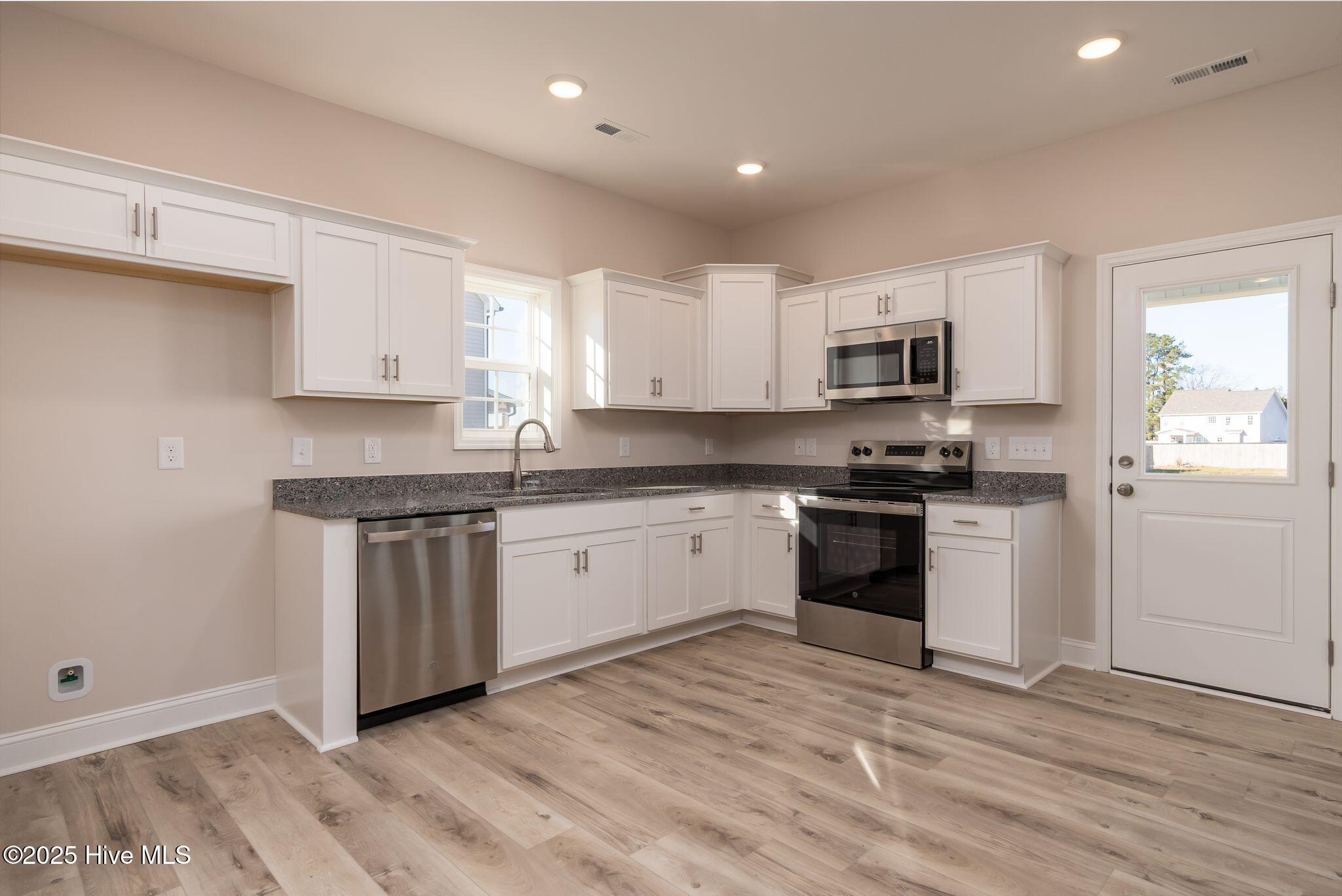 100531003 | Photo 18