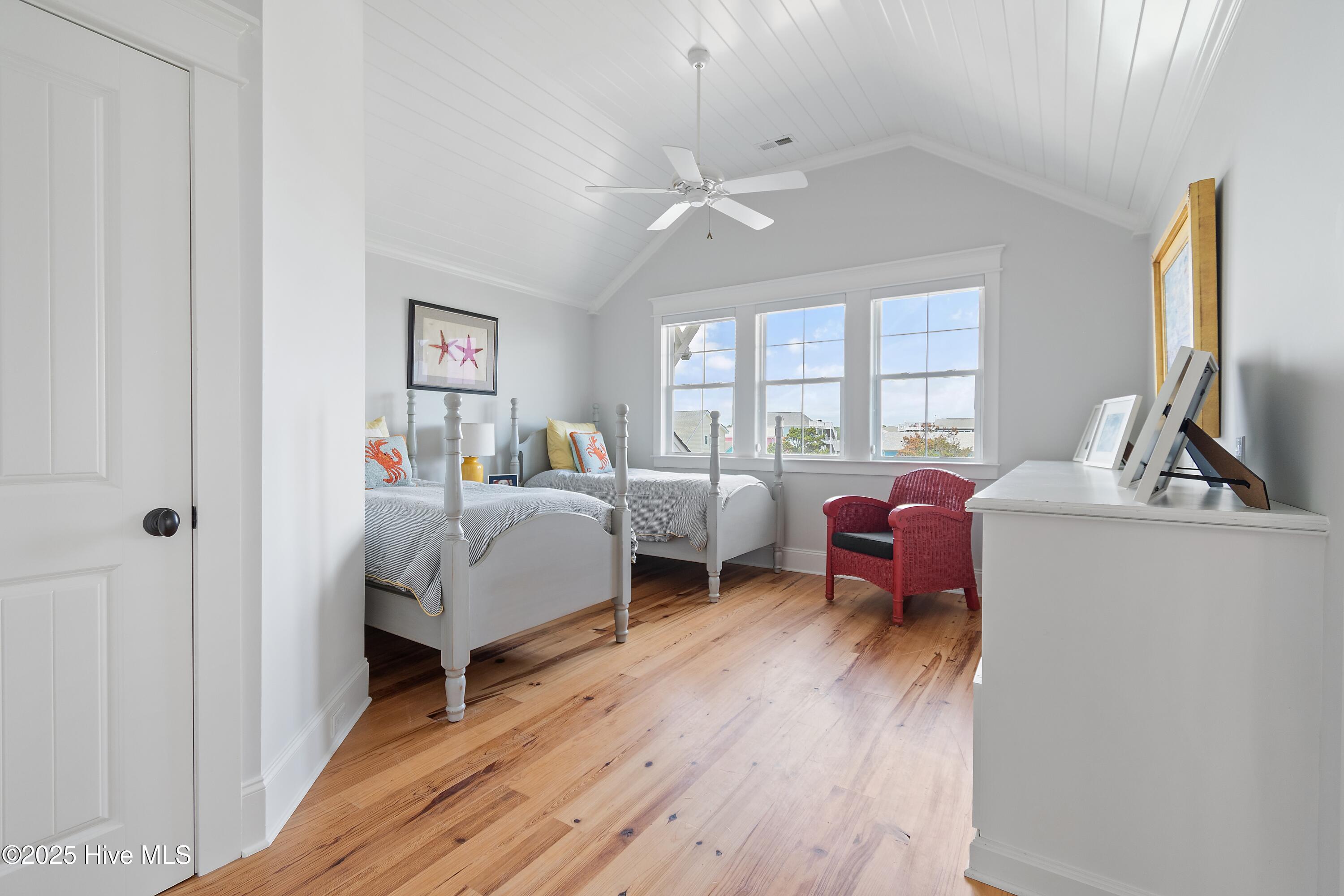 100519693 | Photo 42