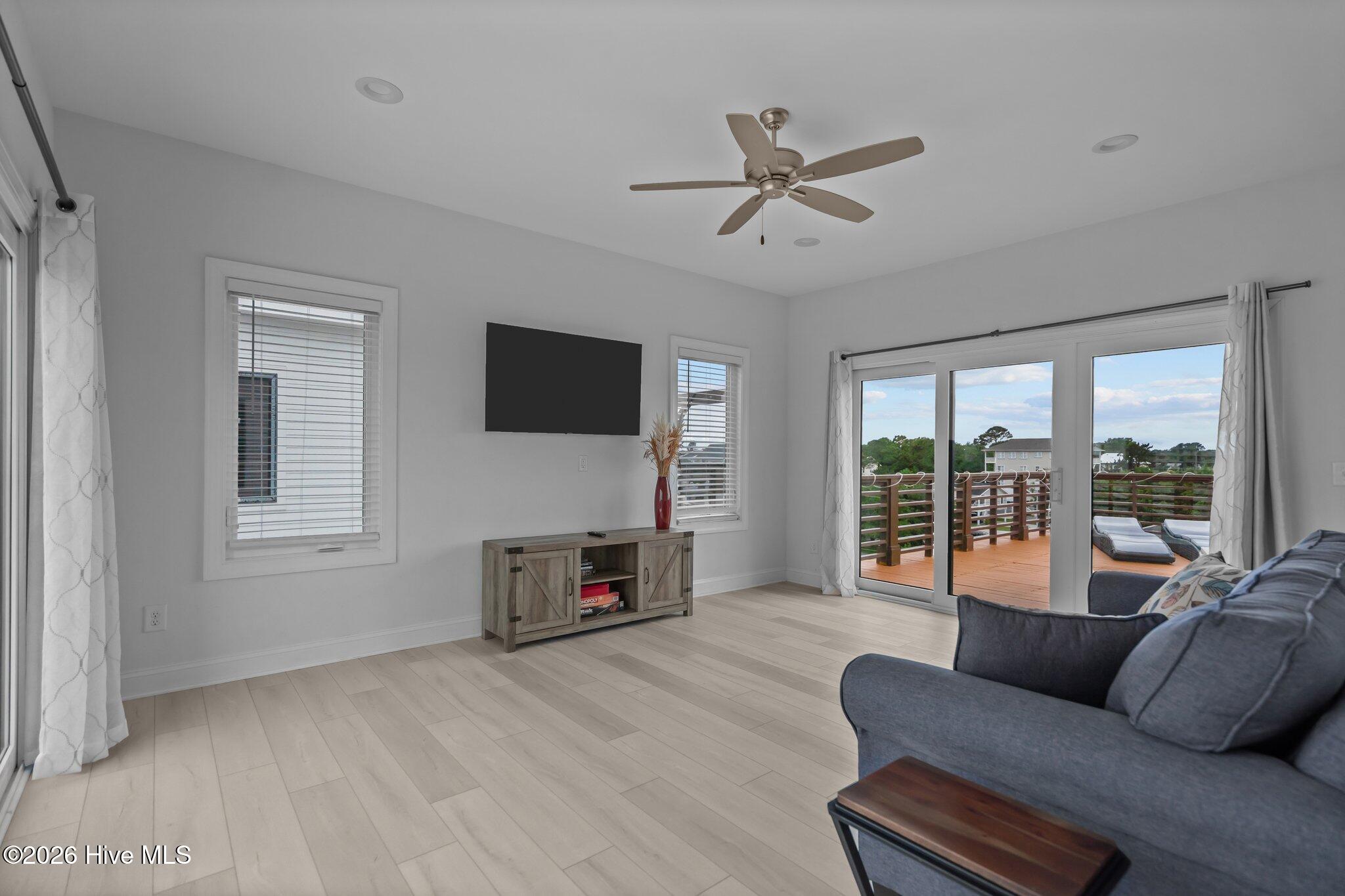 100554587 | Photo 25