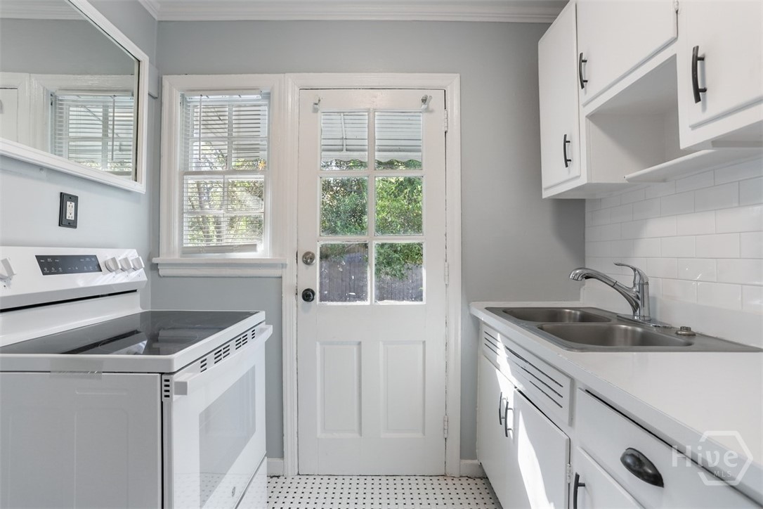 A door from the kitchen leads to the patio.