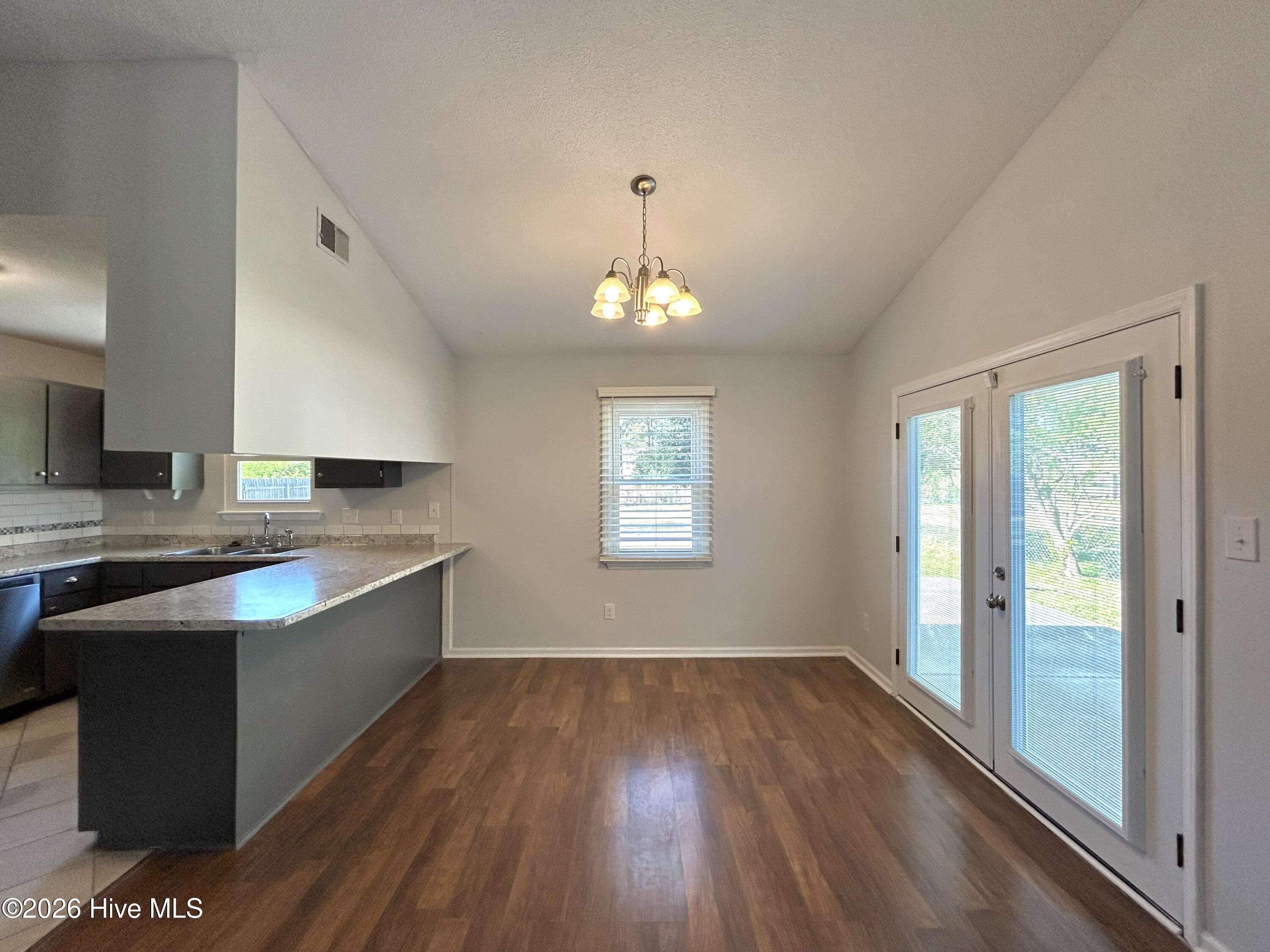 100563583 | Photo 12