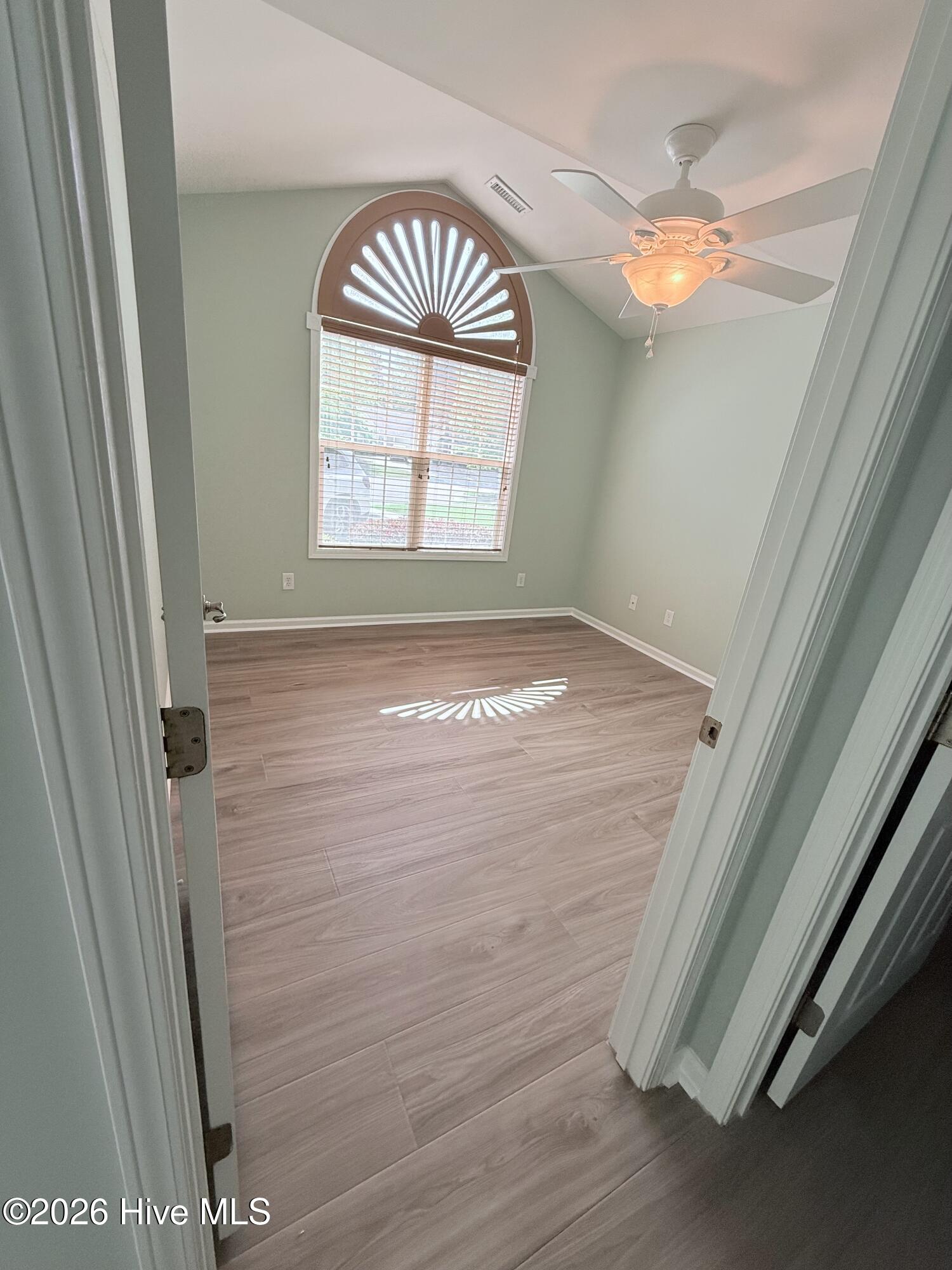 100568919 | Photo 11