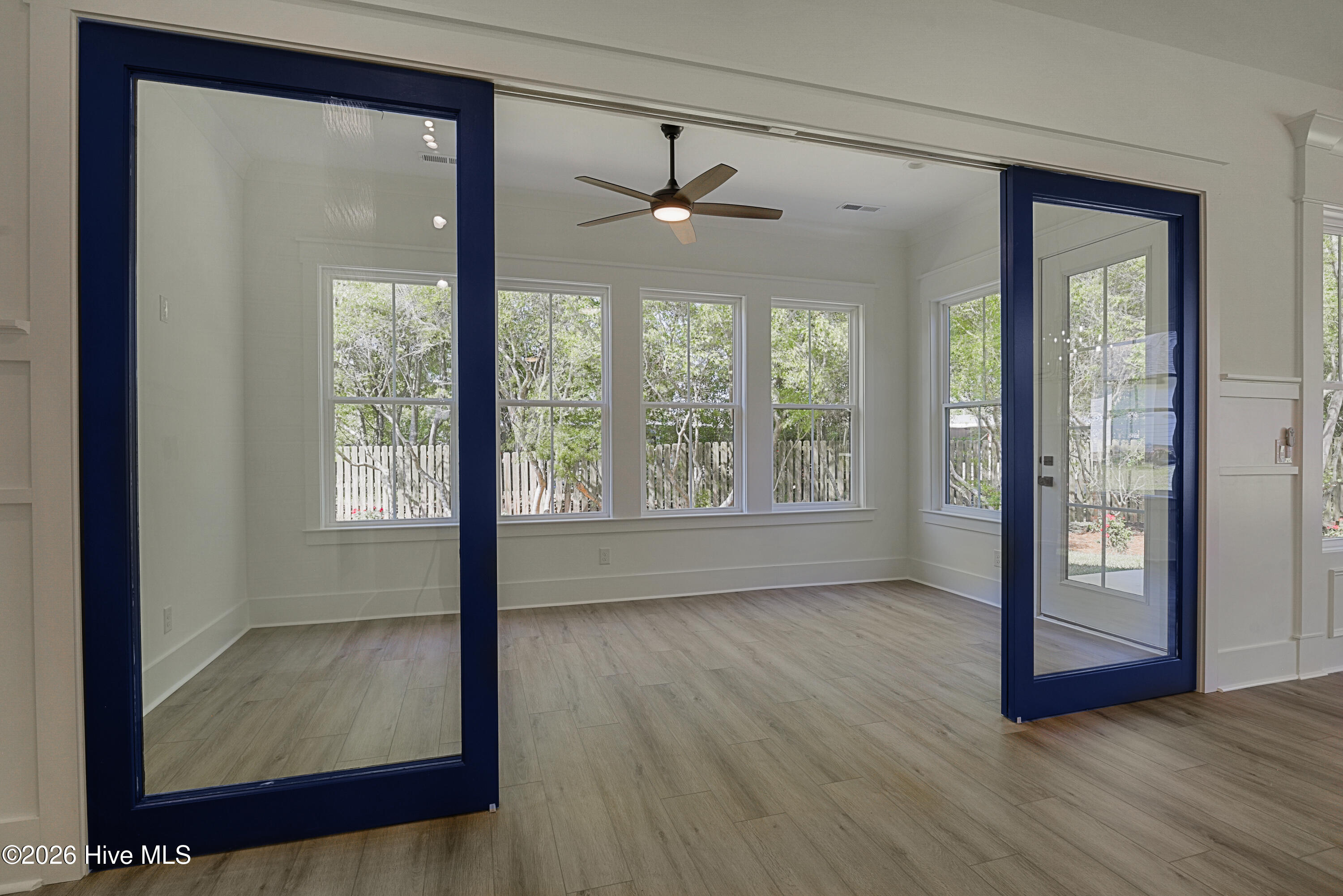 100547115 | Photo 30