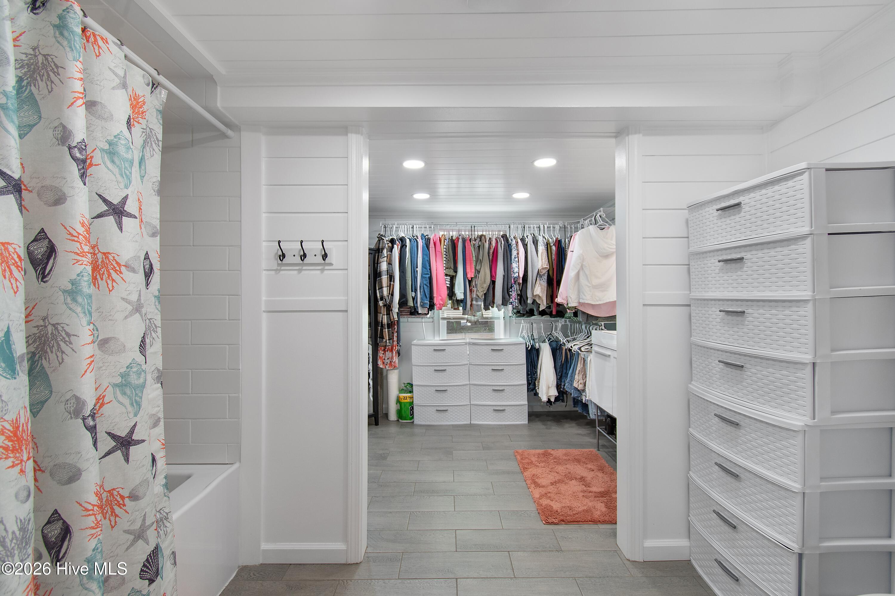 100567968 | Photo 45