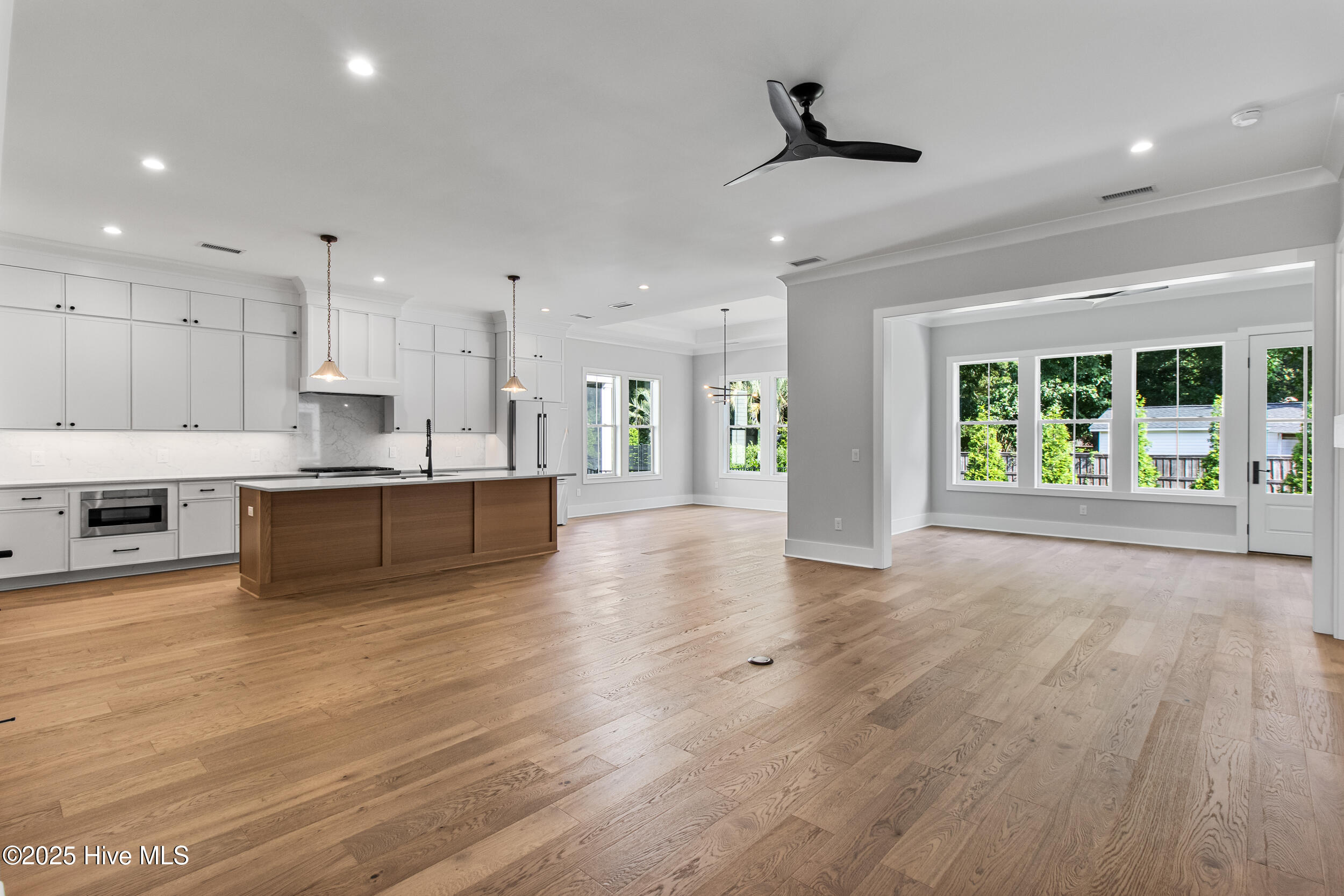 Large kitchen, tons of cabinetry and natural gas appliances