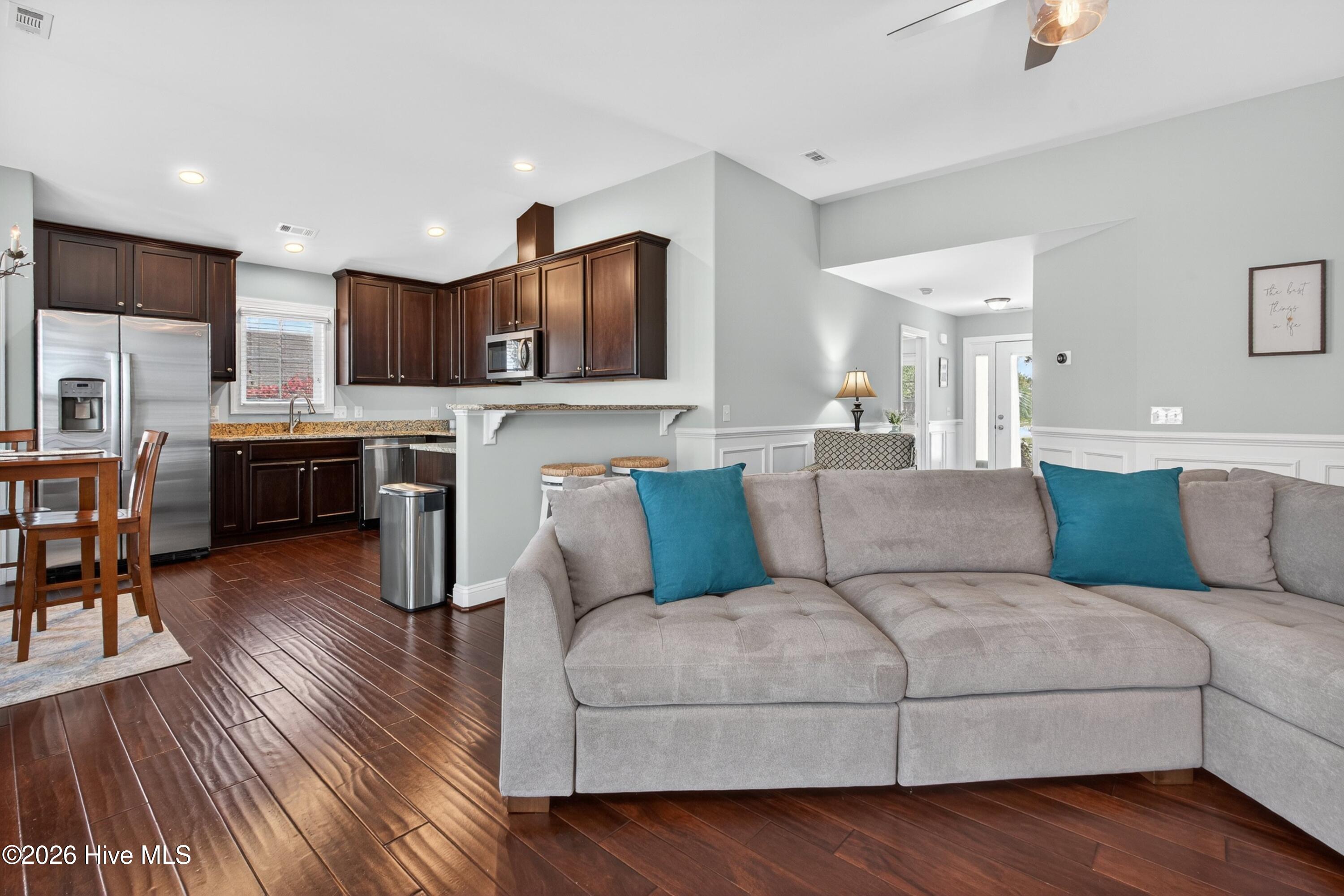 100566210 | Photo 11