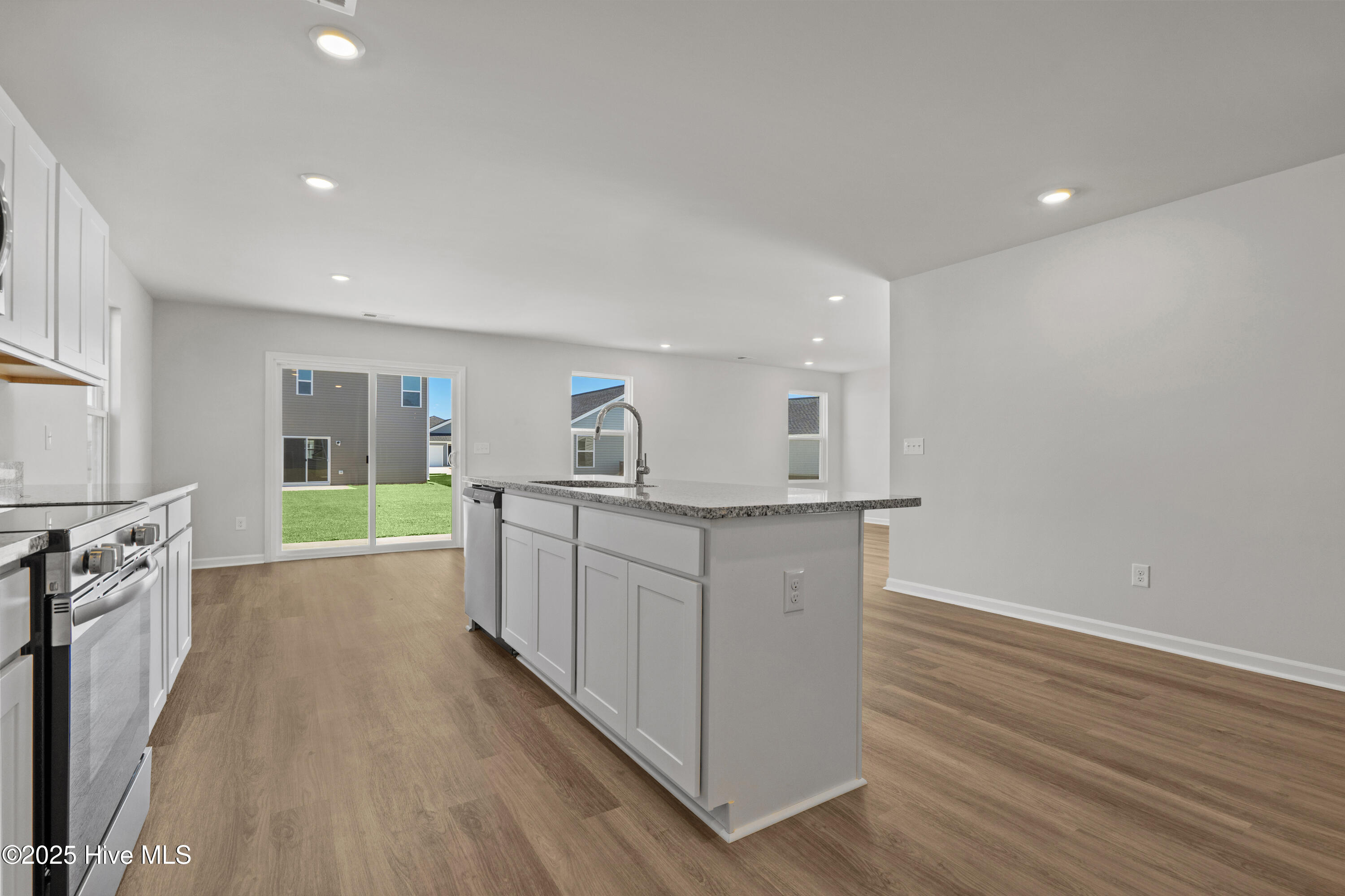 100528315 | Photo 12