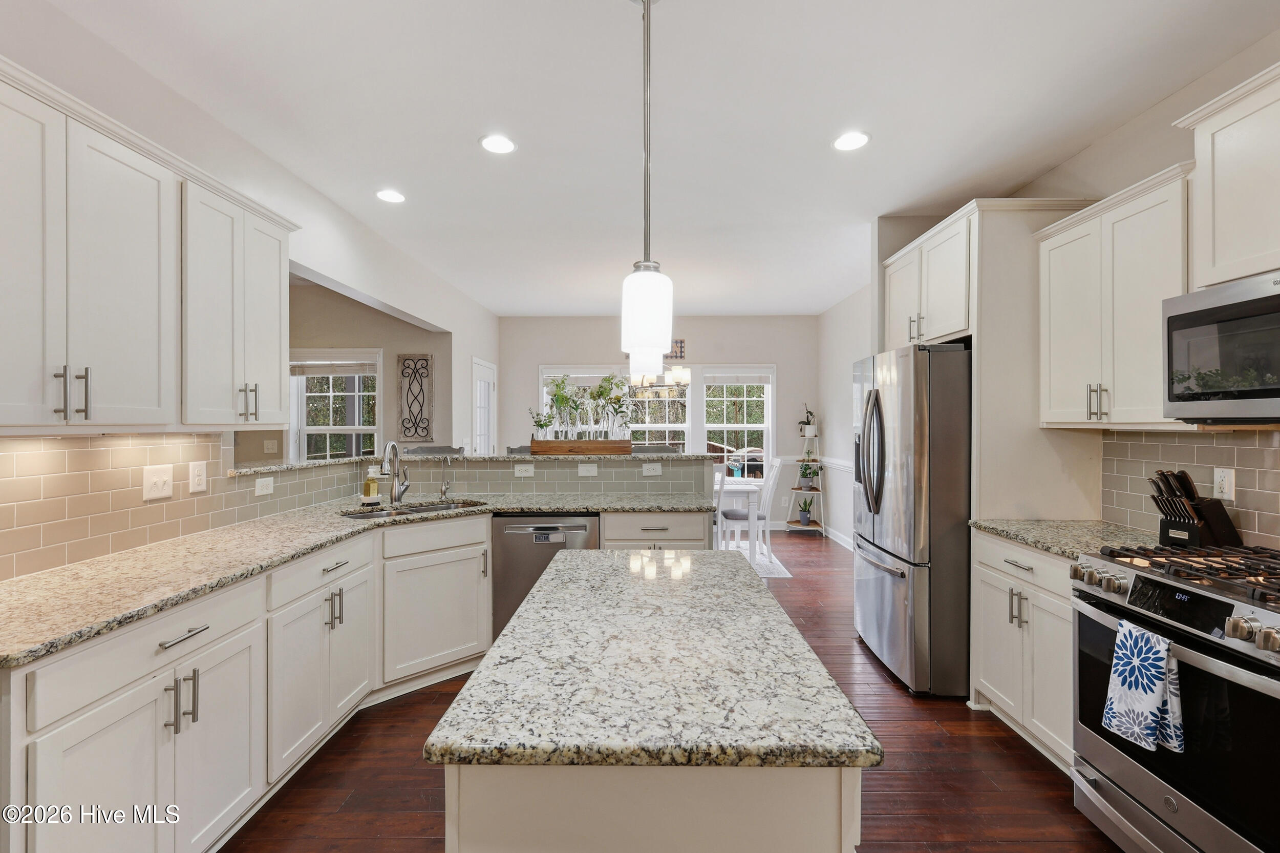 100562179 | Photo 22