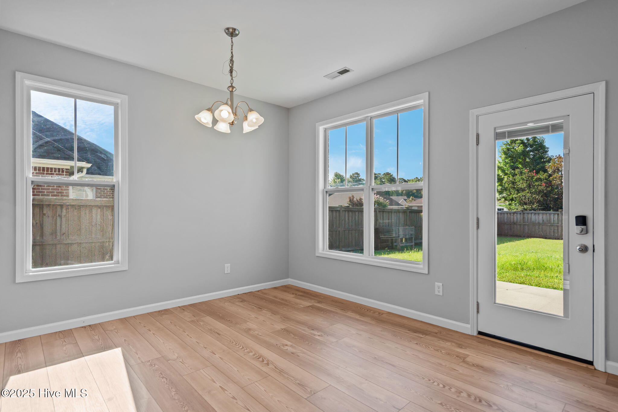 100547166 | Photo 16