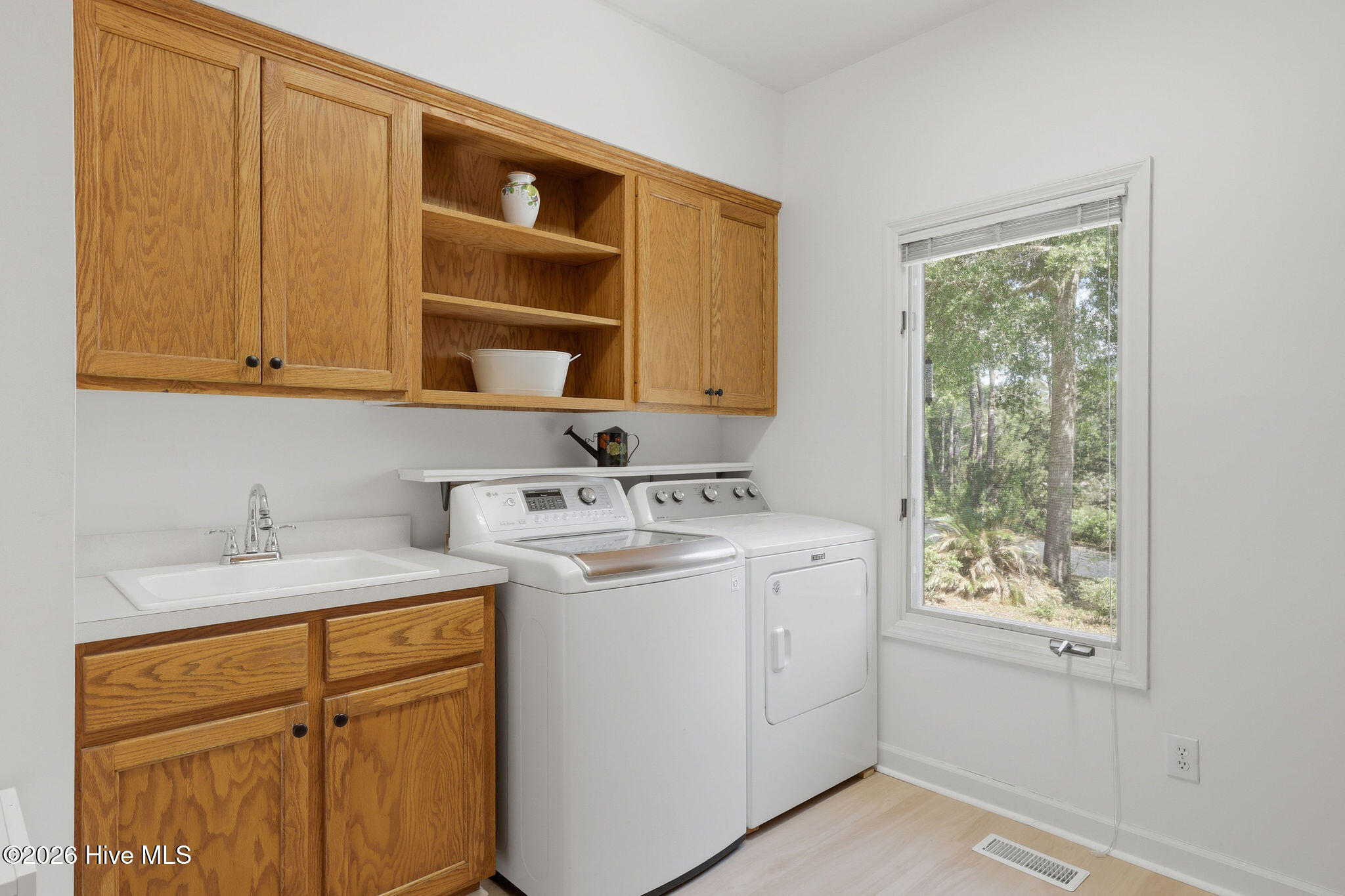 100570378 | Photo 41