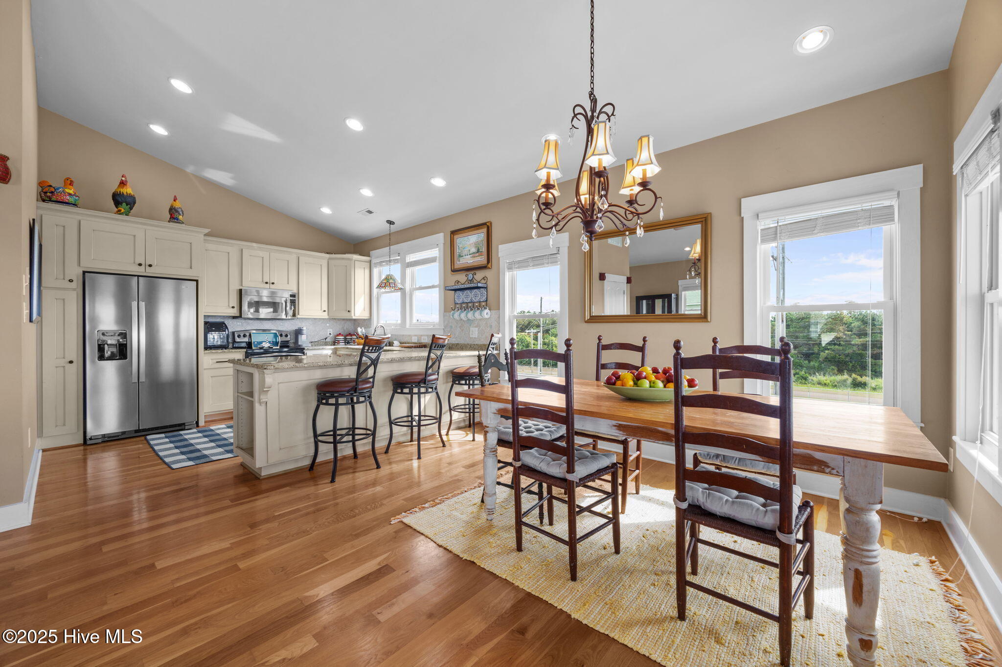 100525610 | Photo 16