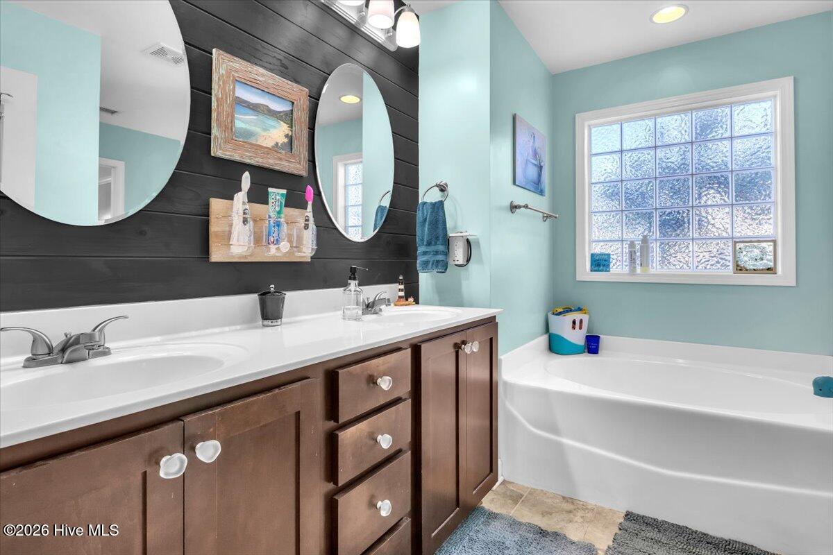 100567099 | Photo 23