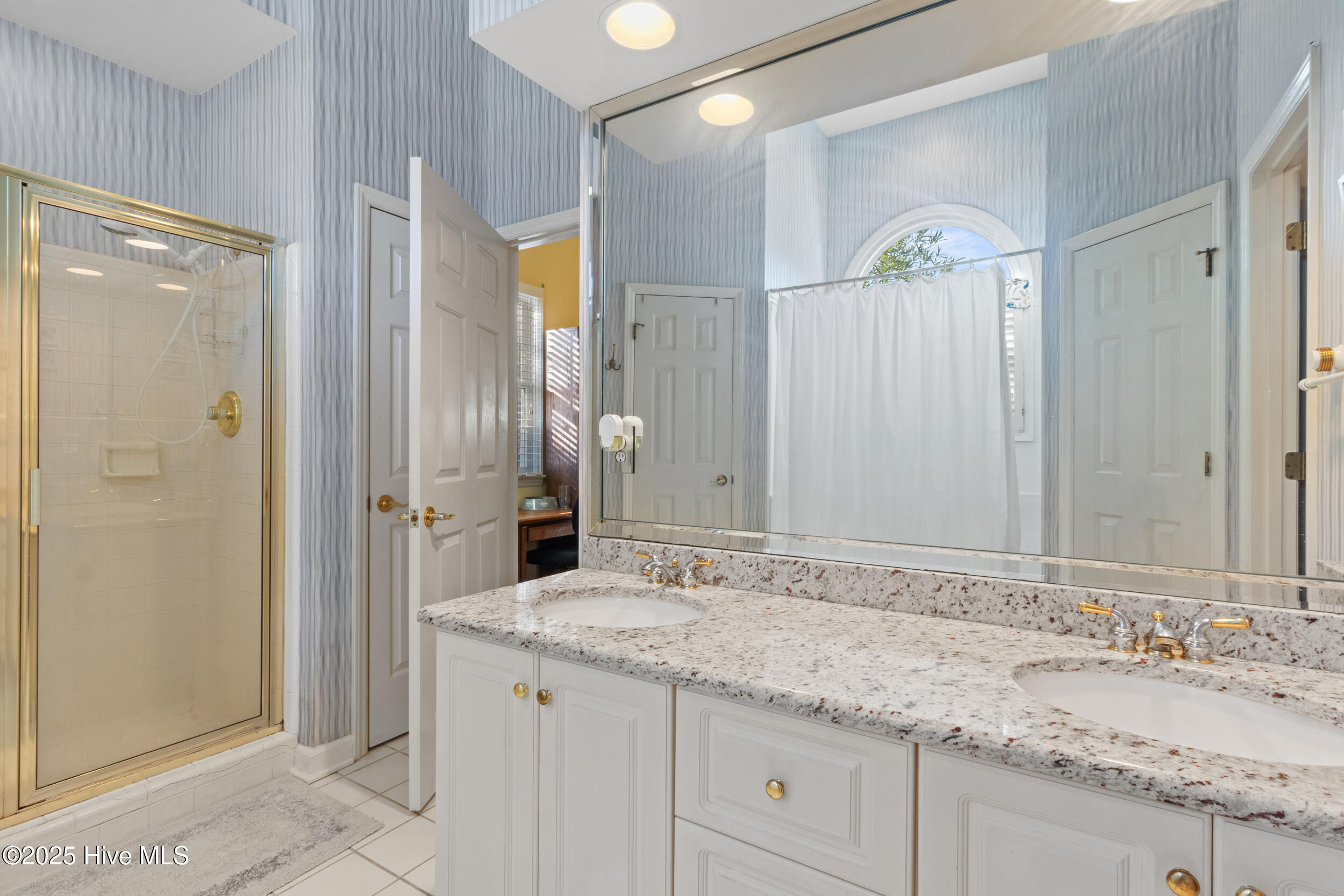 100541075 | Photo 40